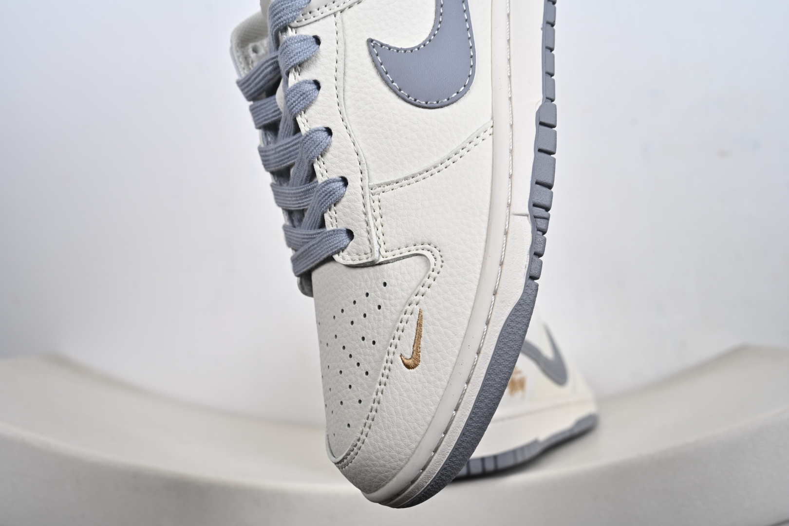 Nike SB Dunk Low 斯图西联名 米灰金标 周年高端定制 低帮休闲板鞋 JP1628-040 Nike SB Dunk Low 斯图西联名 米灰金标 周年高端定制 低帮休闲板鞋 JP1628-040