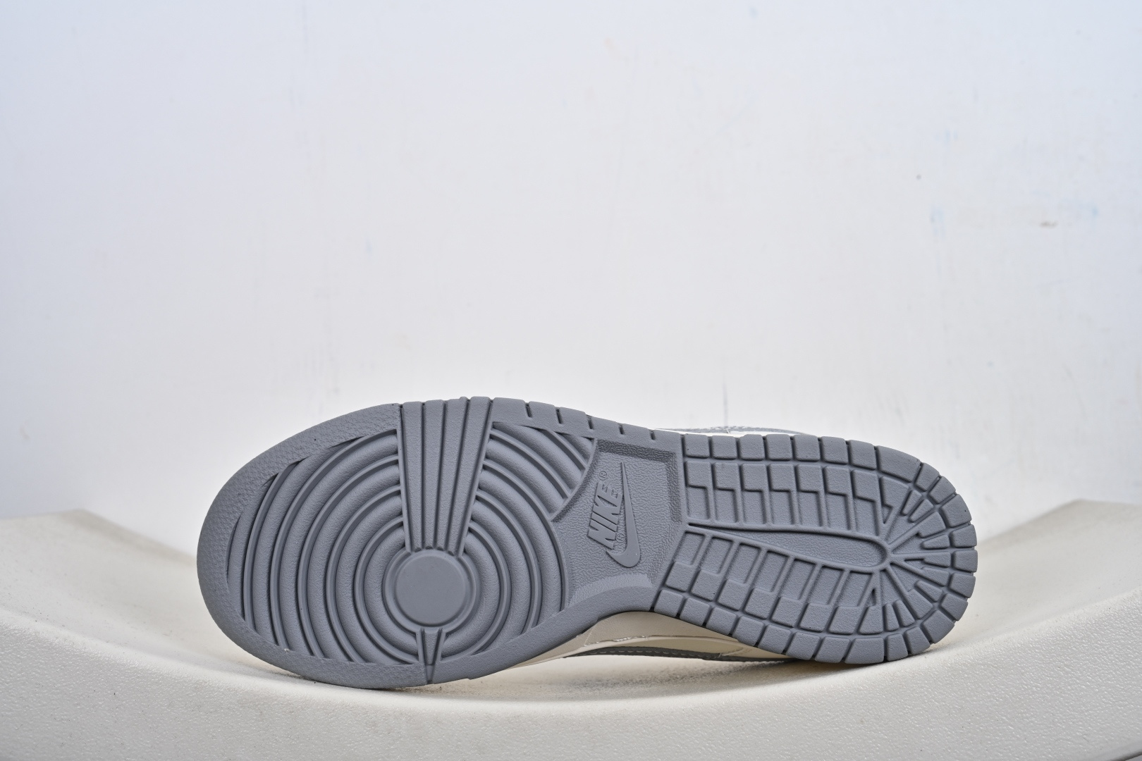 Nike SB Dunk Low 斯图西联名 米灰金标 周年高端定制 低帮休闲板鞋 JP1628-040 Nike SB Dunk Low 斯图西联名 米灰金标 周年高端定制 低帮休闲板鞋 JP1628-040