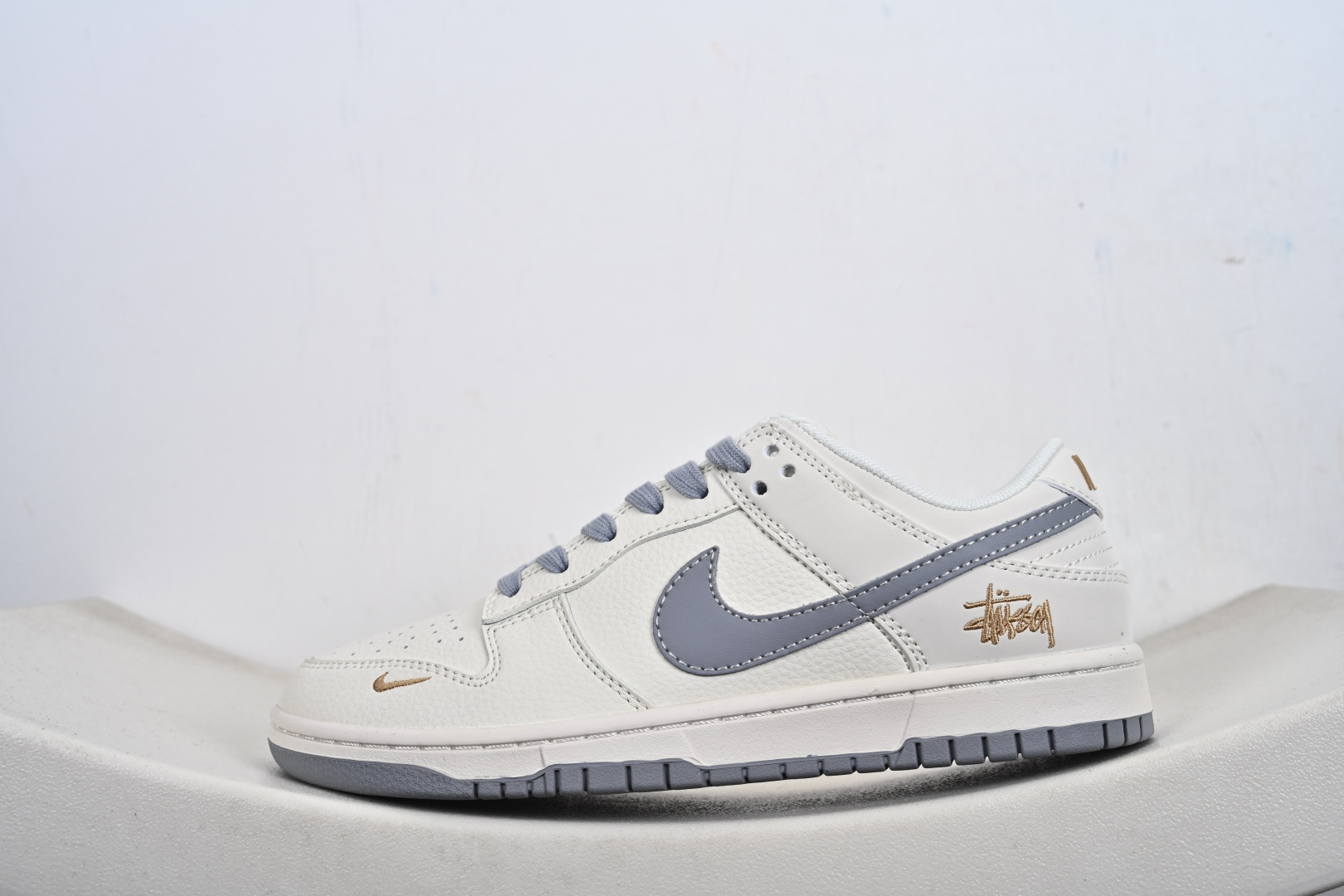 Nike SB Dunk Low 斯图西联名 米灰金标 周年高端定制 低帮休闲板鞋 JP1628-040 Nike SB Dunk Low 斯图西联名 米灰金标 周年高端定制 低帮休闲板鞋 JP1628-040