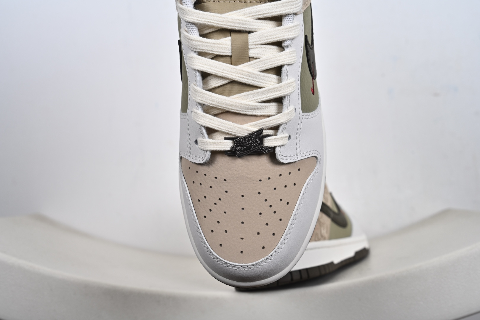 NK Dunk Low ”NYC” 新年限定 马年 低帮休闲板鞋 IQ1118-220 NK Dunk Low ”NYC” 新年限定 马年 低帮休闲板鞋 IQ1118-220