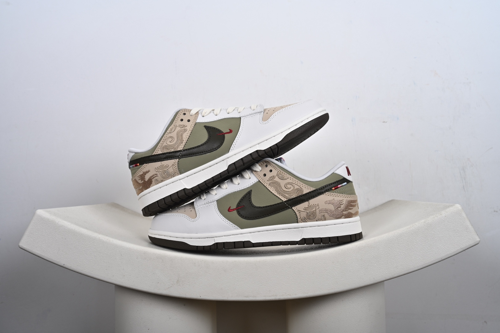 本地💰210优势放店
NK Dunk Low "NYC" 新年限定 马年 低帮休闲板鞋 IQ1118-220 国内DUNK大系列领域T0品质专业出品 正确头层皮料鞋面 区别市面先行版本 
尺码：36 36.5 37.5 38 38.5 3  40 40.5 41 42 42.5 43 44 44.5 45 46 47.5-F6-E7