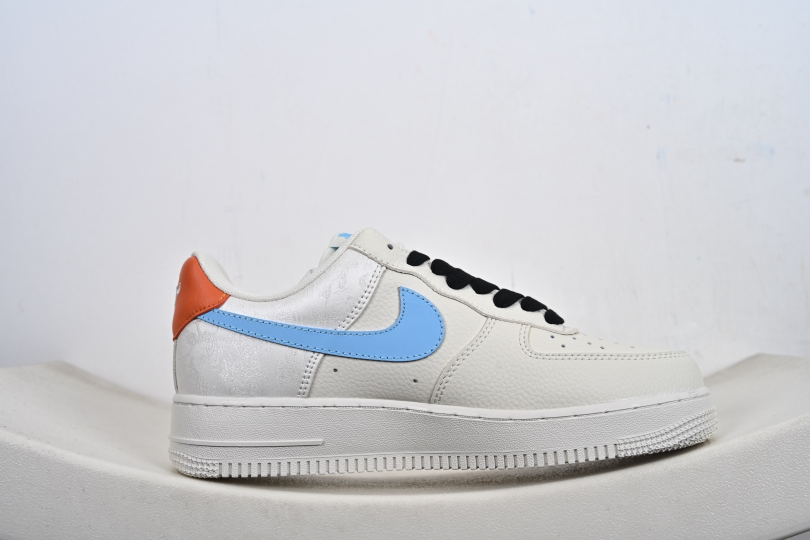 定制版 NK Air Force 1'07 Low 联名马年限定 彩色拼接丝绸 空军一号低帮休闲板鞋 FV3694-100 定制版 NK Air Force 1'07 Low 联名马年限定 彩色拼接丝绸 空军一号低帮休闲板鞋 FV3694-100