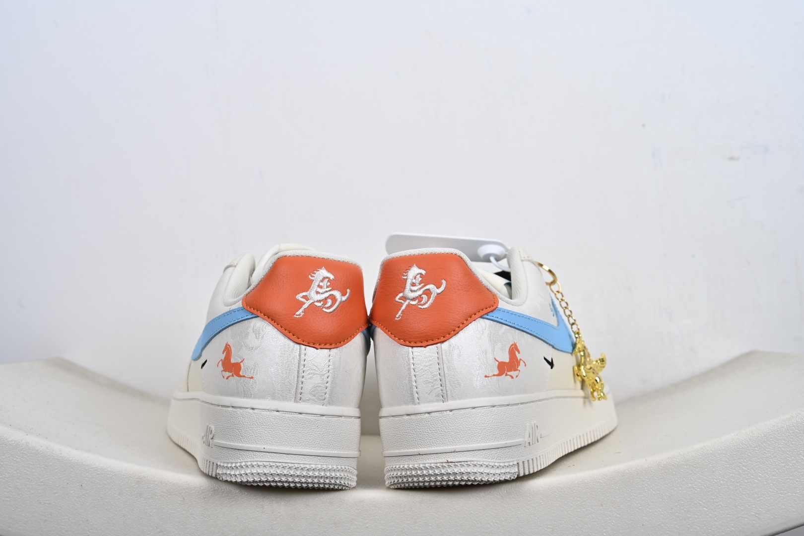 定制版 NK Air Force 1'07 Low 联名马年限定 彩色拼接丝绸 空军一号低帮休闲板鞋 FV3694-100 定制版 NK Air Force 1'07 Low 联名马年限定 彩色拼接丝绸 空军一号低帮休闲板鞋 FV3694-100