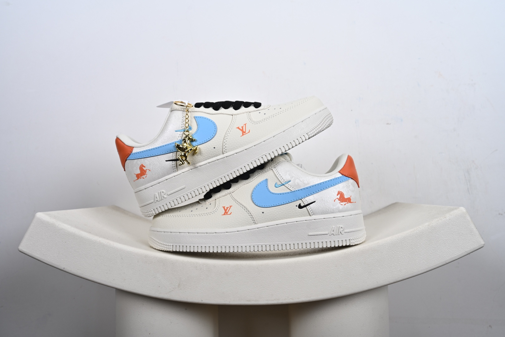 定制版 NK Air Force 1’07 Low 联名马年限定 彩色拼接丝绸 空军一号低帮休闲板鞋 FV3694-100 定制版 NK Air Force 1’07 Low 联名马年限定 彩色拼接丝绸 空军一号低帮休闲板鞋 FV3694-100