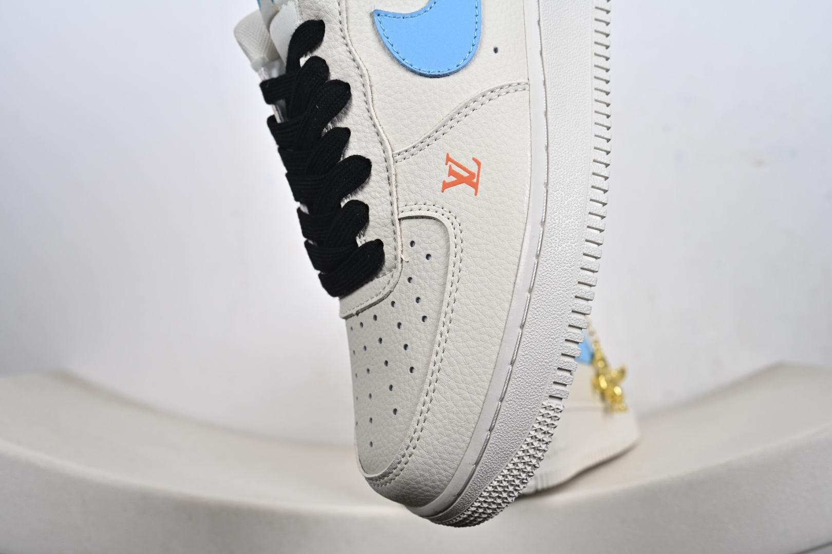 定制版 NK Air Force 1'07 Low 联名马年限定 彩色拼接丝绸 空军一号低帮休闲板鞋 FV3694-100 定制版 NK Air Force 1'07 Low 联名马年限定 彩色拼接丝绸 空军一号低帮休闲板鞋 FV3694-100
