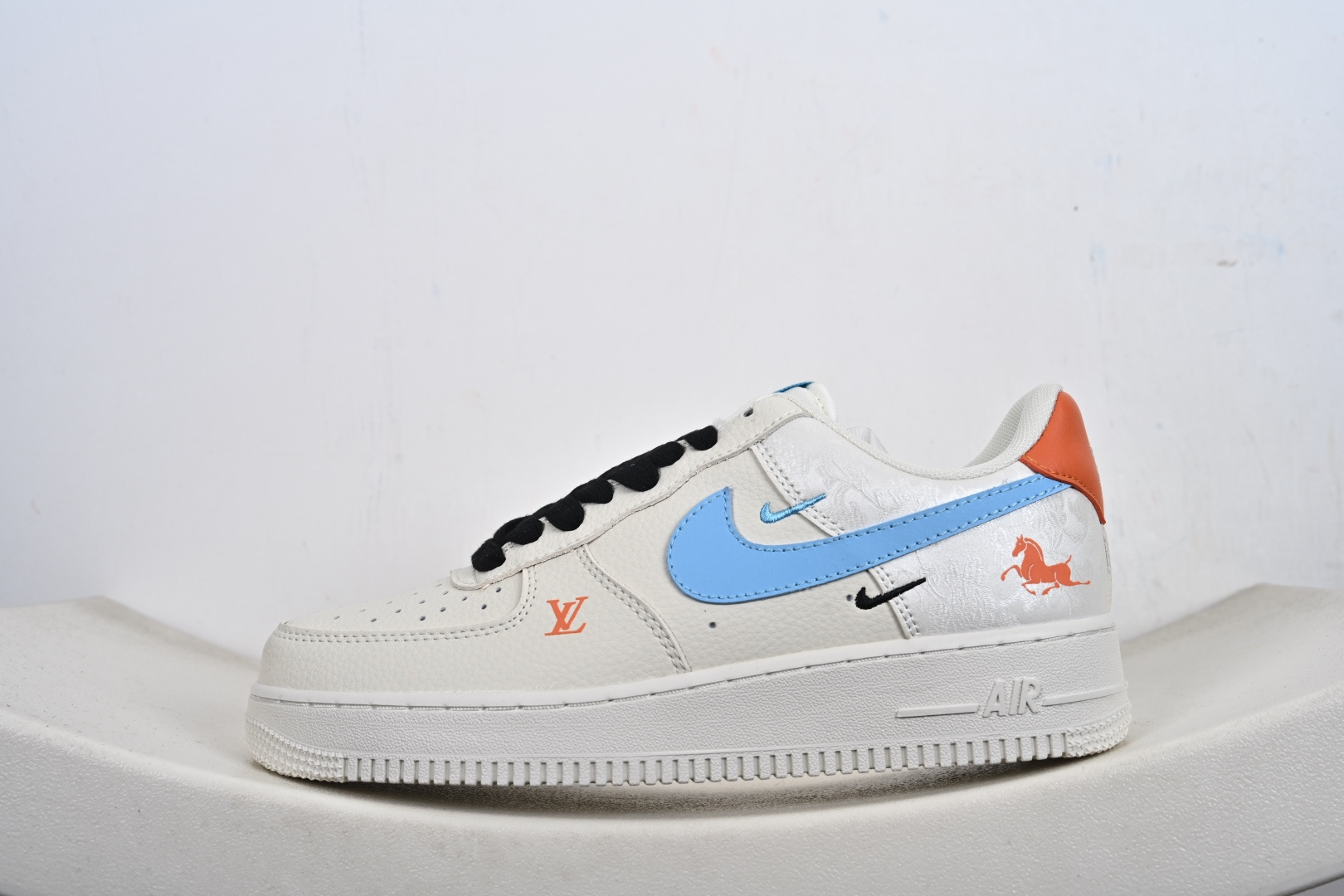 定制版 NK Air Force 1'07 Low 联名马年限定 彩色拼接丝绸 空军一号低帮休闲板鞋 FV3694-100 定制版 NK Air Force 1'07 Low 联名马年限定 彩色拼接丝绸 空军一号低帮休闲板鞋 FV3694-100