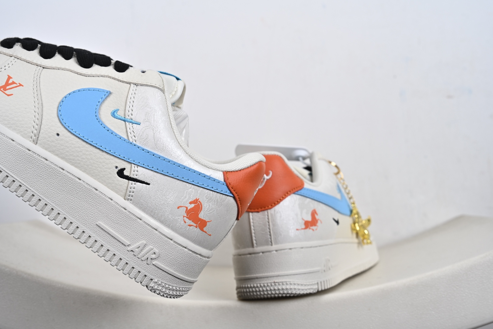 定制版 NK Air Force 1'07 Low 联名马年限定 彩色拼接丝绸 空军一号低帮休闲板鞋 FV3694-100 定制版 NK Air Force 1'07 Low 联名马年限定 彩色拼接丝绸 空军一号低帮休闲板鞋 FV3694-100