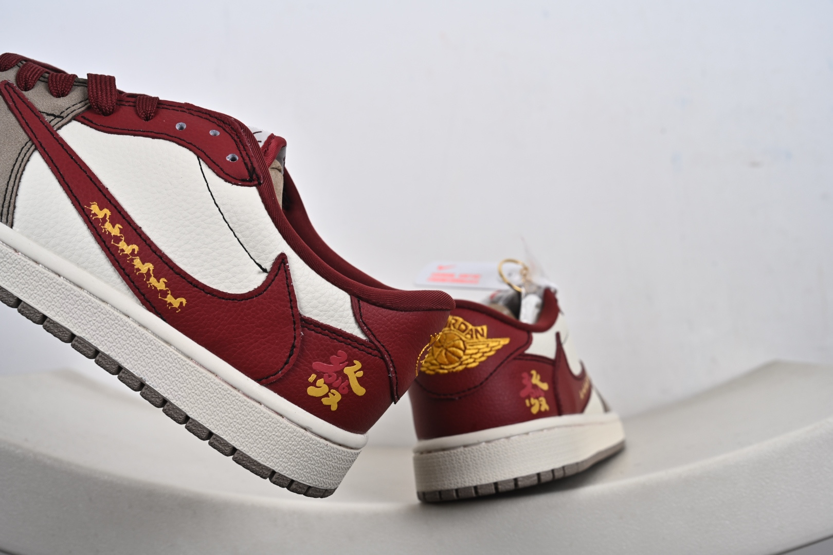 Air Jordan 1 Low AJ1 乔1 马年限定 倒钩高端定制 低帮复古篮球鞋 XD1979-004 Air Jordan 1 Low AJ1 乔1 马年限定 倒钩高端定制 低帮复古篮球鞋 XD1979-004