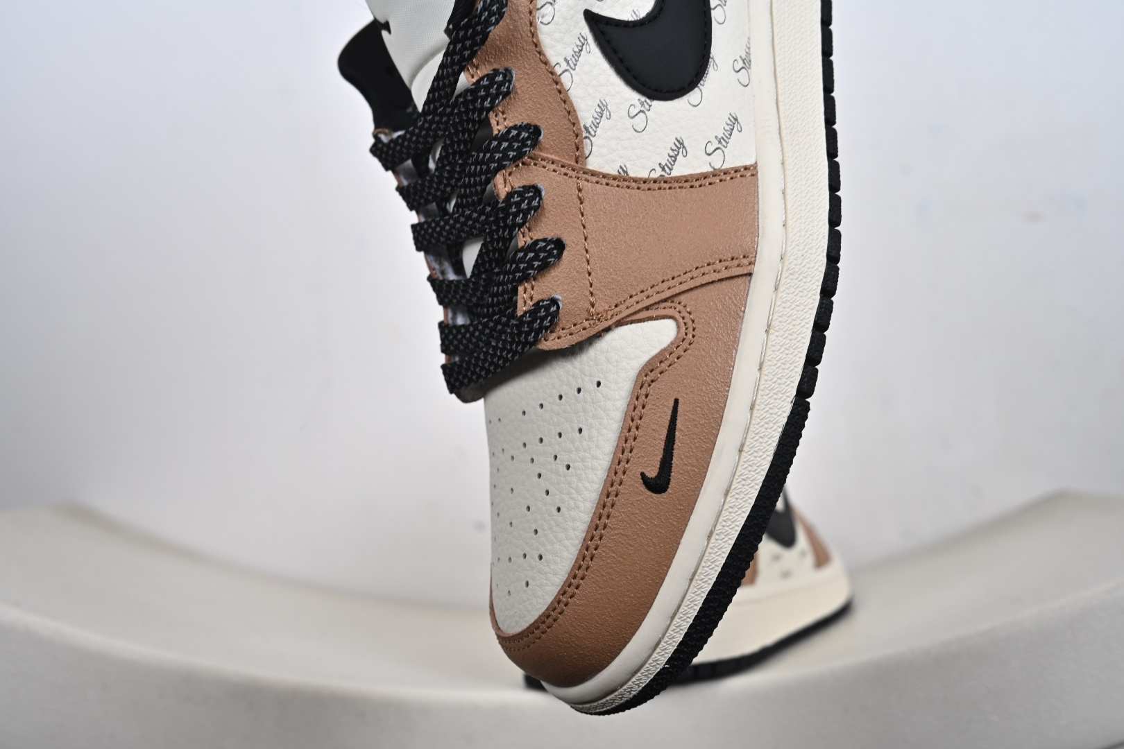 Air Jordan 1 Low AJ1 乔1斯图西联名 米棕黑 高端定制 低帮复古篮球鞋 LL8888-003 Air Jordan 1 Low AJ1 乔1斯图西联名 米棕黑 高端定制 低帮复古篮球鞋 LL8888-003