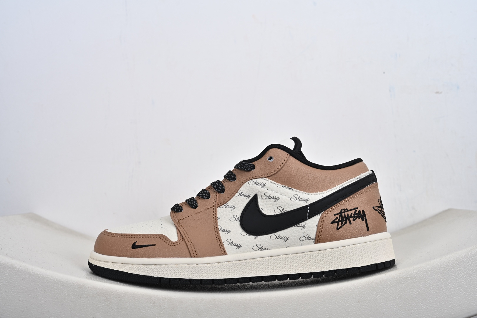 Air Jordan 1 Low AJ1 乔1斯图西联名 米棕黑 高端定制 低帮复古篮球鞋 LL8888-003 Air Jordan 1 Low AJ1 乔1斯图西联名 米棕黑 高端定制 低帮复古篮球鞋 LL8888-003
