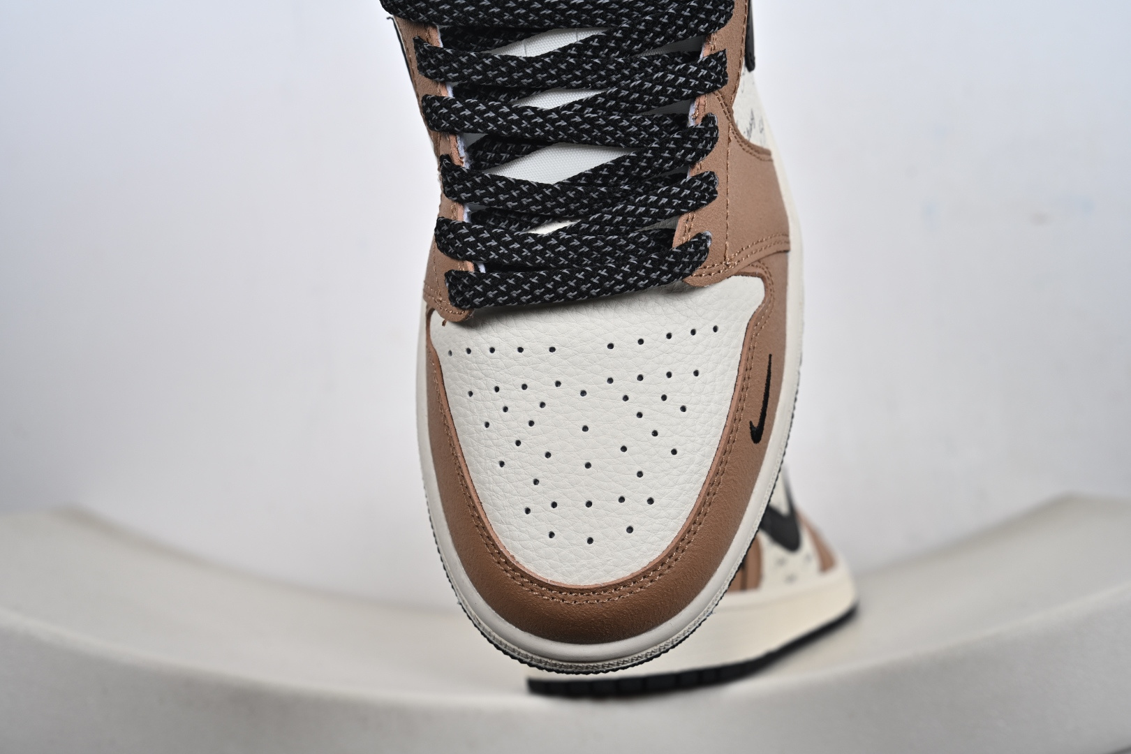Air Jordan 1 Low AJ1 乔1斯图西联名 米棕黑 高端定制 低帮复古篮球鞋 LL8888-003 Air Jordan 1 Low AJ1 乔1斯图西联名 米棕黑 高端定制 低帮复古篮球鞋 LL8888-003
