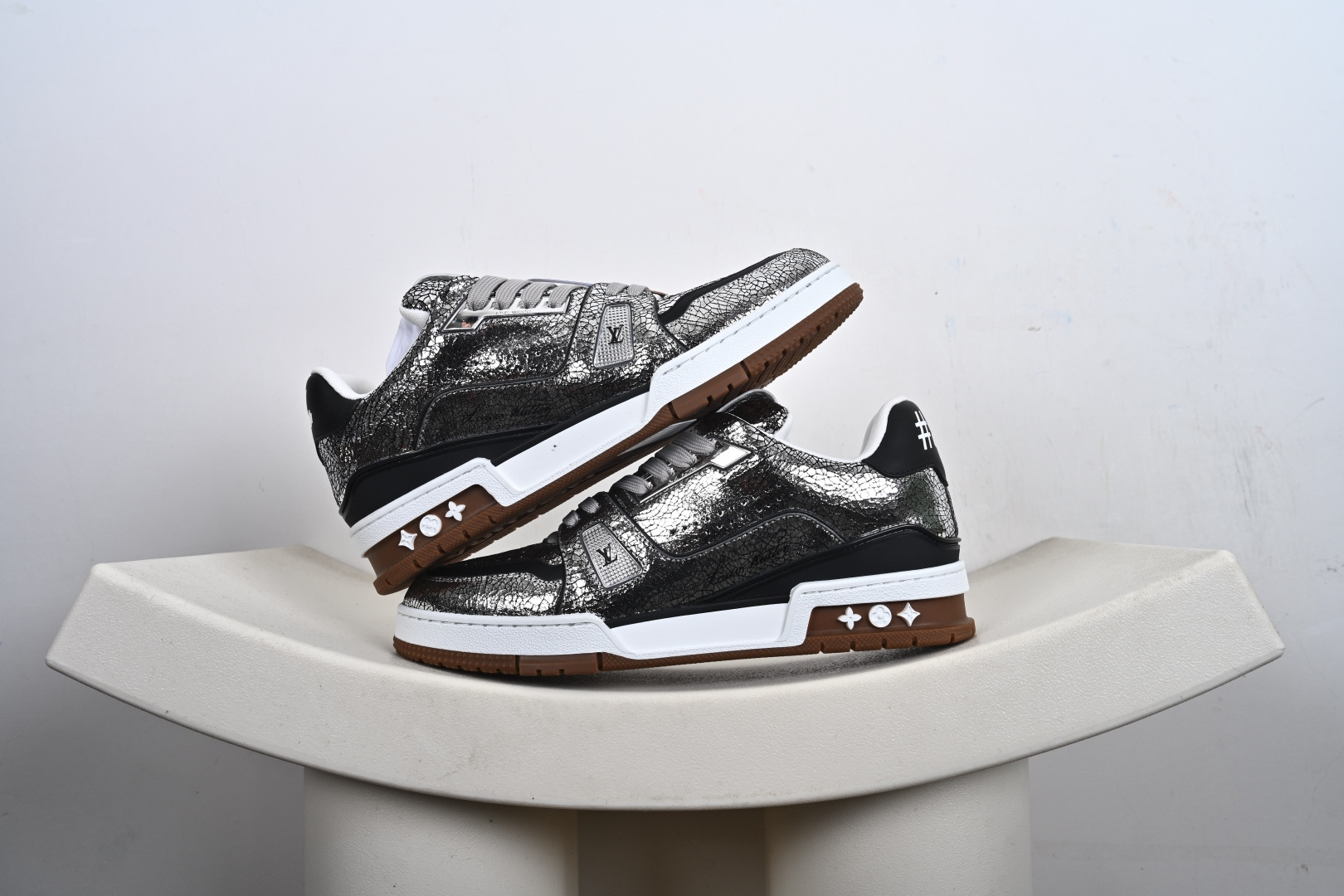 终端供货 代购级别 Louis Vuitton Trainer 2021ss早春全新时装走秀运动鞋 #ZP级全套包装 小红书 Ins 最火配色 原版楦型 毫无差异 #鞋面独家订制压纹粒面小牛皮 TPU大底 全进口头层牛皮质感媲美原版 垫脚聚米微料加透气英伦网布 1-H4