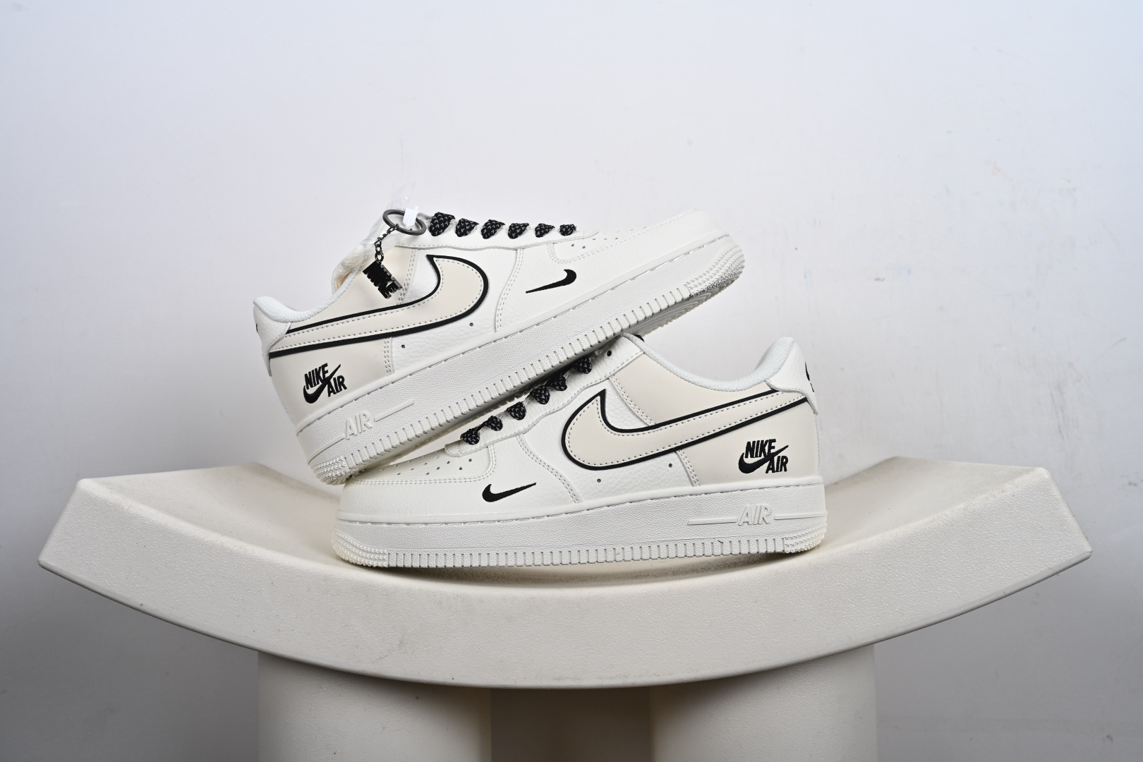 本地💰250优势放店
【定制版】NK Air Force 1 '07 Low “NK联名--米黑反光满天星 ”空军一号 低帮 运动鞋 休闲鞋 
折边针车 工艺难度大 原楦头原纸板 原装鞋盒 定制五金配件 内置全掌气垫 原厂鞋底 
货号：CS5288-051
Size：36 36.5 37.5 38 38.5 39 40 40.5 41 42 42.5 43 44 44.5 45-C9-F1