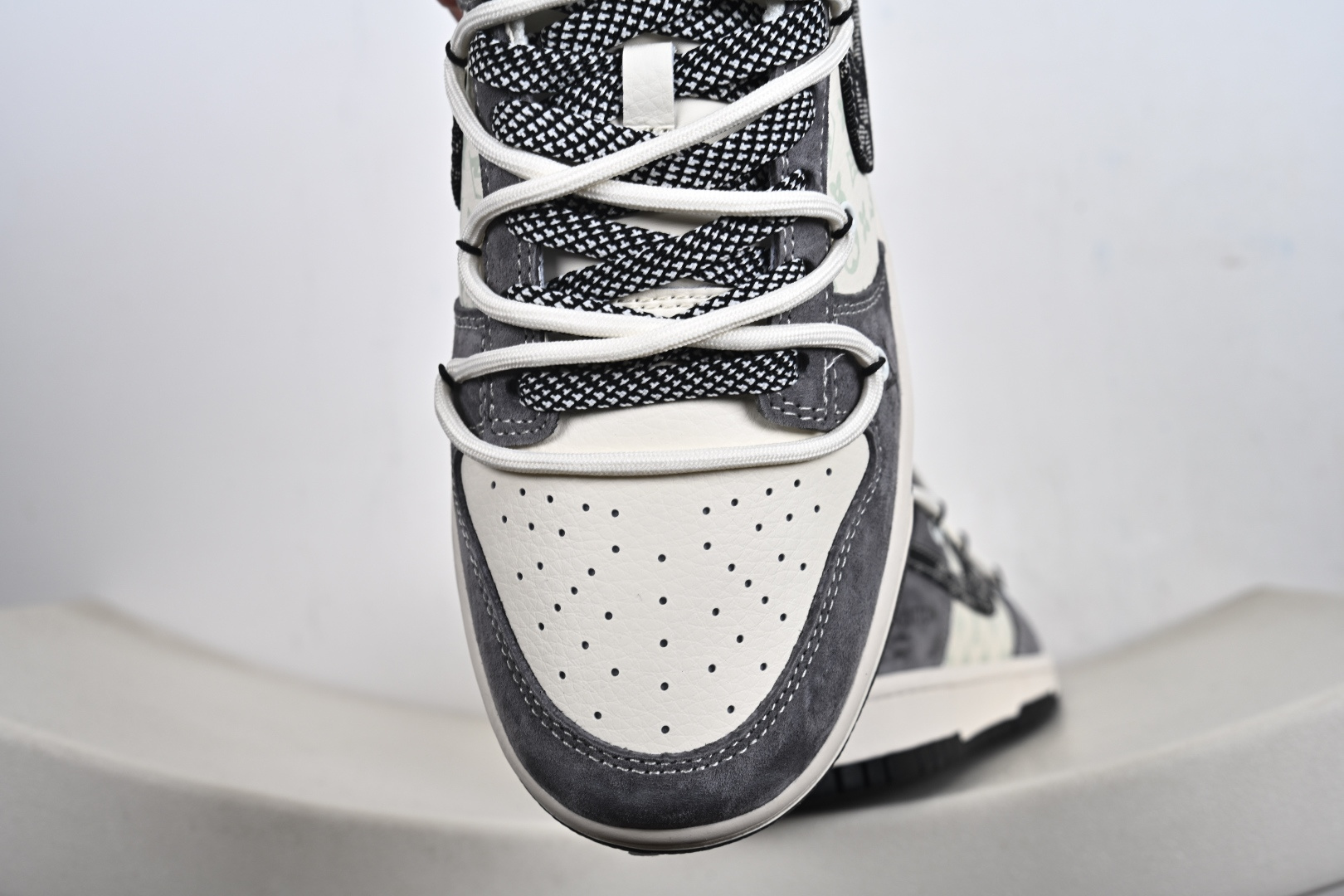 定制版 NK SB Dunk Low“L联名——荔纹勾抽绳” 周年高端定制 低帮休闲板鞋 CX5050-Y49 定制版 NK SB Dunk Low“L联名——荔纹勾抽绳” 周年高端定制 低帮休闲板鞋 CX5050-Y49