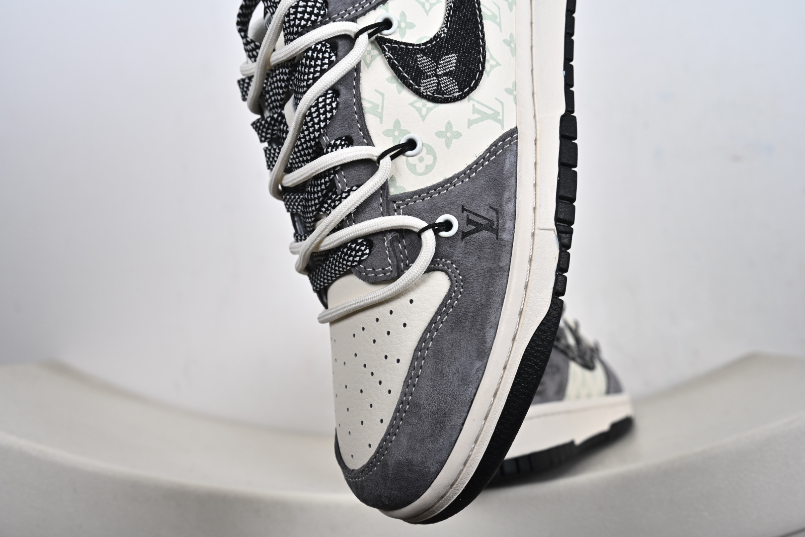 定制版 NK SB Dunk Low“L联名——荔纹勾抽绳” 周年高端定制 低帮休闲板鞋 CX5050-Y49 定制版 NK SB Dunk Low“L联名——荔纹勾抽绳” 周年高端定制 低帮休闲板鞋 CX5050-Y49