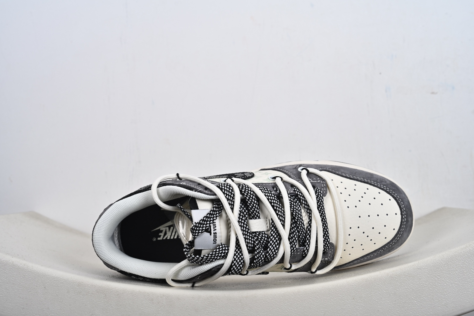定制版 NK SB Dunk Low“L联名——荔纹勾抽绳” 周年高端定制 低帮休闲板鞋 CX5050-Y49 定制版 NK SB Dunk Low“L联名——荔纹勾抽绳” 周年高端定制 低帮休闲板鞋 CX5050-Y49