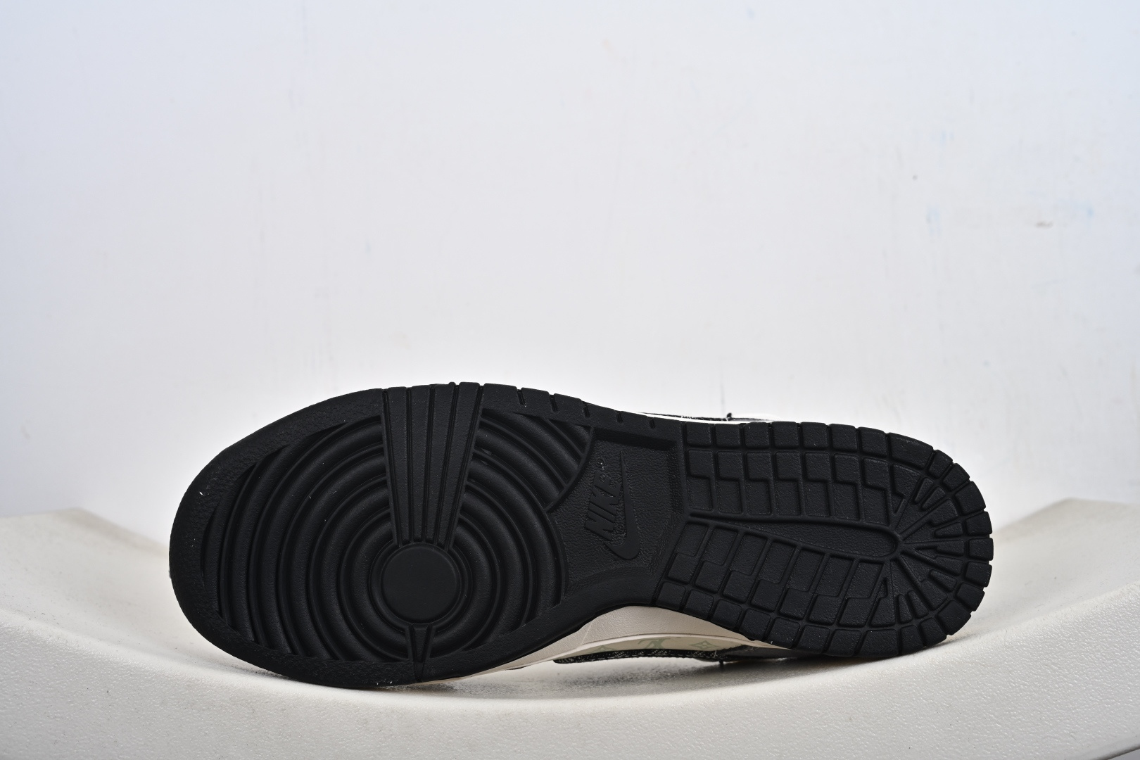 定制版 NK SB Dunk Low“L联名——荔纹勾抽绳” 周年高端定制 低帮休闲板鞋 CX5050-Y49 定制版 NK SB Dunk Low“L联名——荔纹勾抽绳” 周年高端定制 低帮休闲板鞋 CX5050-Y49