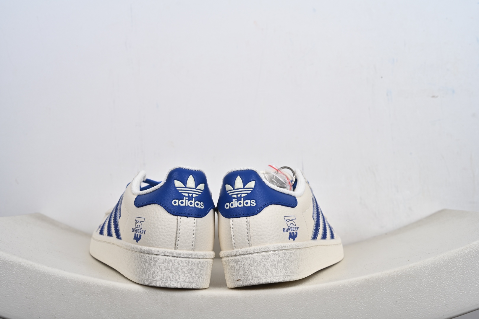 福利特价💰130支持放店‼️‼️‼️
AD Originals Superstar x Louis Vuitton 采用全新头层拼接皮革材质后跟采用特色3D立体印字 渠道正品订单 诠释市场最高工艺水平全鞋进口头层皮料打造区别市面普通真标版本,进出专柜无压力
货号:AD8007、
Size:36-45-F2-E0