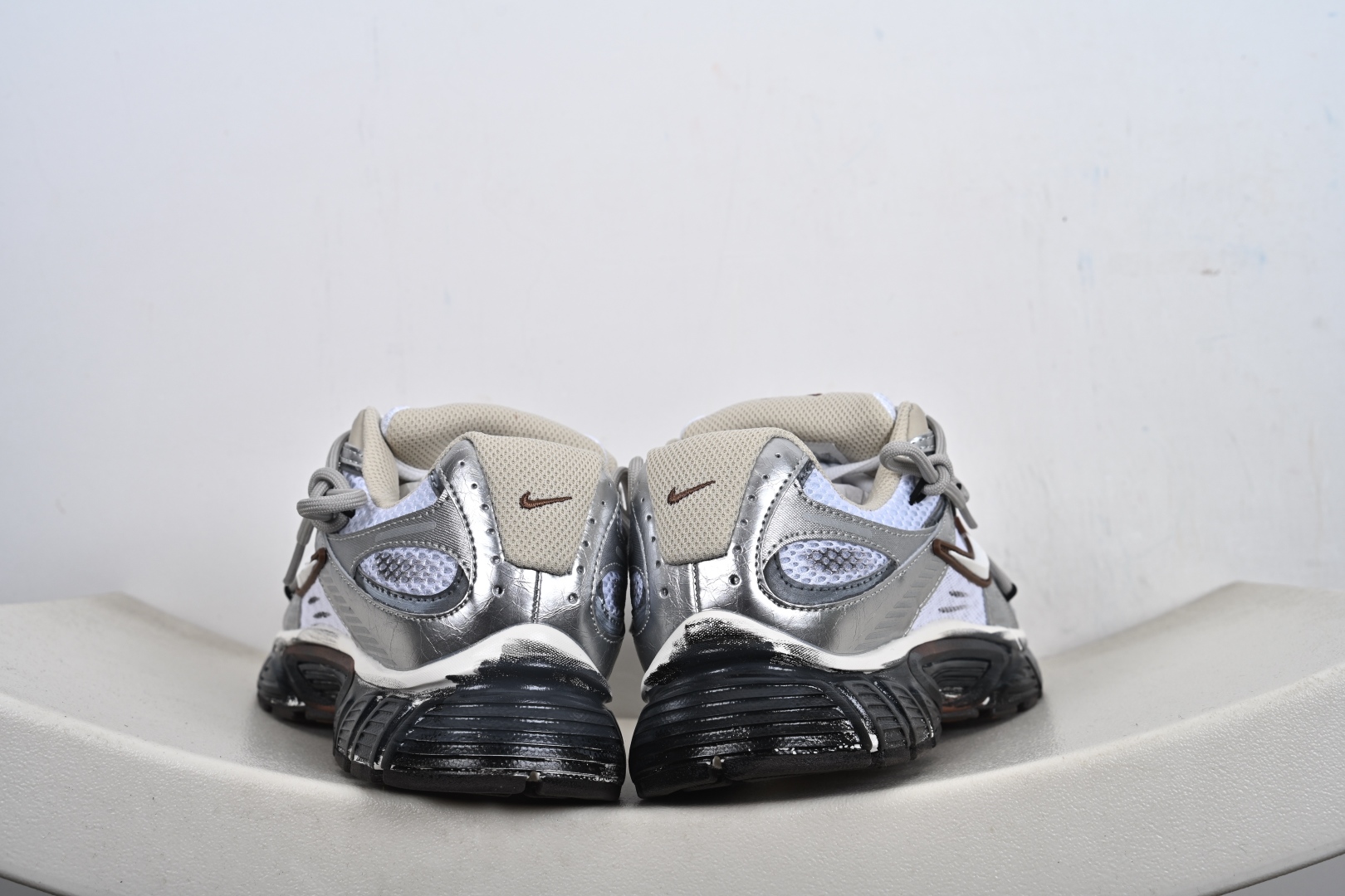 本地💰290优势放店
Nike V5 RNR 复古做旧 解构绑带
舒适百搭防滑耐磨 低帮跑步鞋
舒适有型适合日常穿着
该鞋款延续千禧年经典设计搭载泡绵中底厚实而轻盈
匠心细节巧搭立体耐克勾标志焕新演绎复古跑鞋
官方货号:HQ7901 102
尺码:36-45-X7-F5