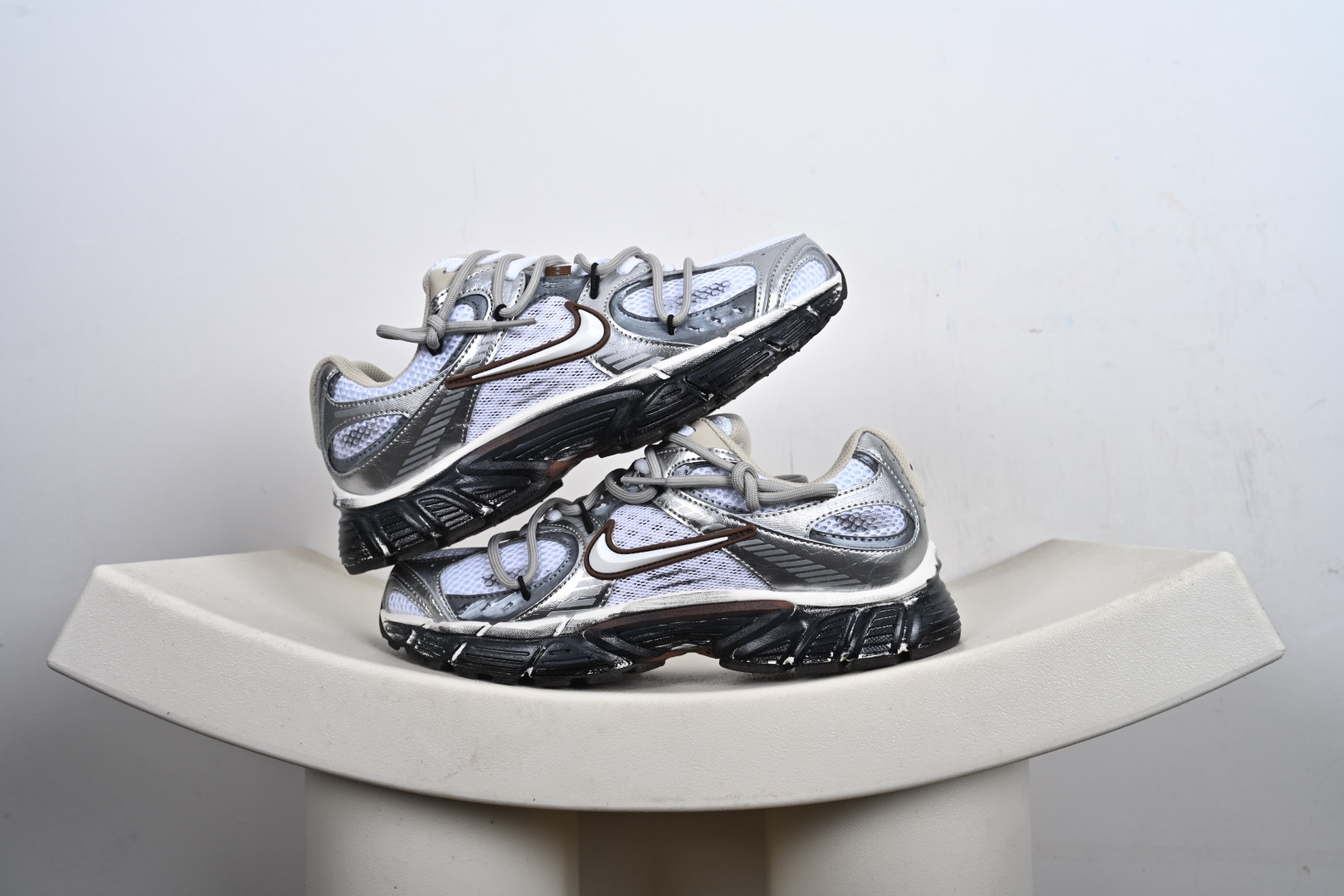 本地💰290优势放店
Nike V5 RNR 复古做旧 解构绑带
舒适百搭防滑耐磨 低帮跑步鞋 
舒适有型适合日常穿着 
该鞋款延续千禧年经典设计搭载泡绵中底厚实而轻盈 
匠心细节巧搭立体耐克勾标志焕新演绎复古跑鞋
官方货号：HQ7901 102
尺码：36-45-X7-F5