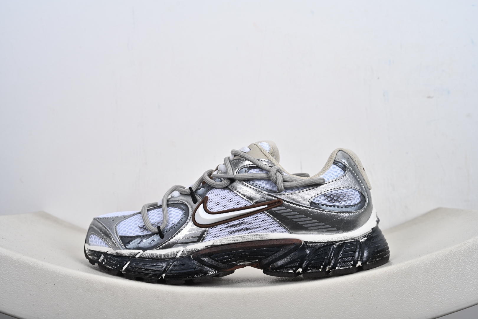 本地💰290优势放店
Nike V5 RNR 复古做旧 解构绑带
舒适百搭防滑耐磨 低帮跑步鞋
舒适有型适合日常穿着
该鞋款延续千禧年经典设计搭载泡绵中底厚实而轻盈
匠心细节巧搭立体耐克勾标志焕新演绎复古跑鞋
官方货号:HQ7901 102
尺码:36-45-X7-F5