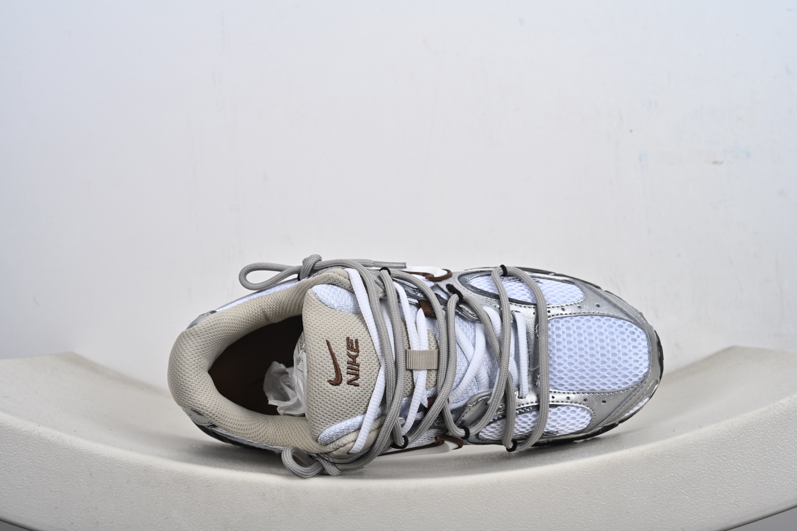 本地💰290优势放店
Nike V5 RNR 复古做旧 解构绑带
舒适百搭防滑耐磨 低帮跑步鞋
舒适有型适合日常穿着
该鞋款延续千禧年经典设计搭载泡绵中底厚实而轻盈
匠心细节巧搭立体耐克勾标志焕新演绎复古跑鞋
官方货号:HQ7901 102
尺码:36-45-X7-F5