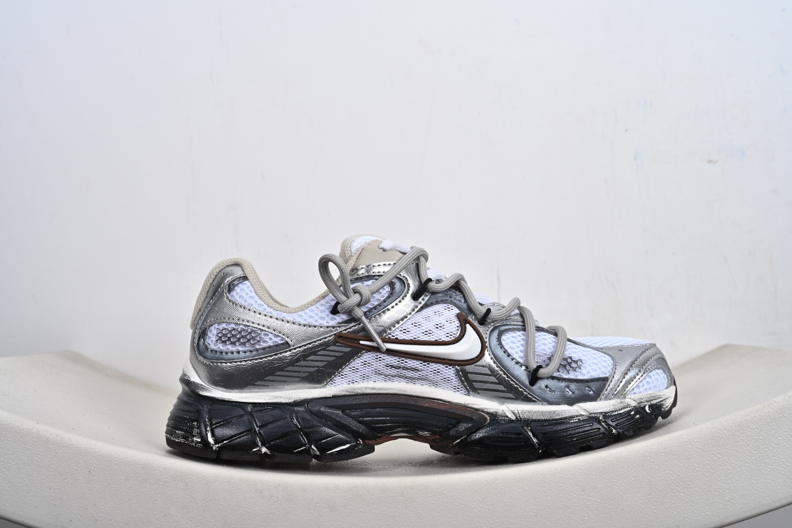 本地💰290优势放店
Nike V5 RNR 复古做旧 解构绑带
舒适百搭防滑耐磨 低帮跑步鞋
舒适有型适合日常穿着
该鞋款延续千禧年经典设计搭载泡绵中底厚实而轻盈
匠心细节巧搭立体耐克勾标志焕新演绎复古跑鞋
官方货号:HQ7901 102
尺码:36-45-X7-F5