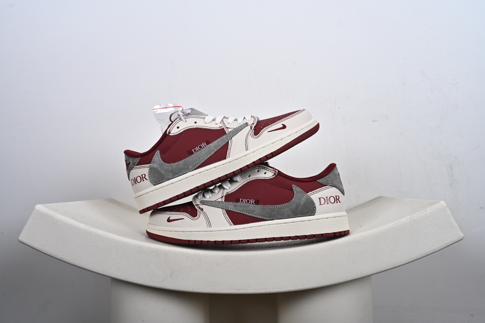 本地💰270优势放店
Air Jordan 1 Low x Dior联名款
当Air Jordan 1 Low的传奇篮球基因邂逅Dior的高奢时尚底蕴，这双XS2025-082联名款成为奢潮跨界的惊艳之作，将街头的动感与高定的精致融合到极致。鞋身以酒红皮革、米白皮质与灰色翻毛皮革拼接打造，材质的细腻纹理与色彩的层次碰撞，瞬间勾勒出高级又极具辨识度的视觉轮廓。解构主义设计的双层Swoosh打破常规，灰色翻毛Swoosh叠搭暗藏的细勾，鞋侧印刻的“DIOR”标识、鞋舌处的金属挂饰，每一处细节都暗藏联名的匠心巧思。鞋头的小勾刺绣、后跟的酒红包边，既延续了Air Jordan 1 Low的经典骨架，又为鞋款注入了Dior标志性的奢雅灵魂。
 米白中底搭配酒红外底，延续了AJ1 Low经典的复古脚感与运动属性，让奢潮风格不再局限于陈列，更能适配日常穿搭的多元场景。无论是篮球文化爱好者的收藏清单，还是高街奢潮的造型打造，这双Air Jordan 1 Low x Dior都能以奢潮碰撞的独特气质，让你轻松成为足下潮流的焦点
Size：36-45-F6-F3