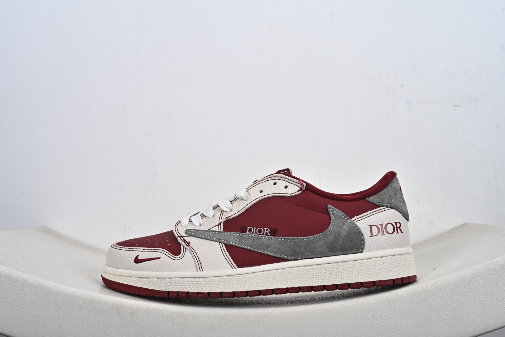 本地💰270优势放店
Air Jordan 1 Low x Dior联名款
当Air Jordan 1 Low的传奇篮球基因邂逅Dior的高奢时尚底蕴，这双XS2025-082联名款成为奢潮跨界的惊艳之作，将街头的动感与高定的精致融合到极致。鞋身以酒红皮革、米白皮质与灰色翻毛皮革拼接打造，材质的细腻纹理与色彩的层次碰撞，瞬间勾勒出高级又极具辨识度的视觉轮廓。解构主义设计的双层Swoosh打破常规，灰色翻毛Swoosh叠搭暗藏的细勾，鞋侧印刻的“DIOR”标识、鞋舌处的金属挂饰，每一处细节都暗藏联名的匠心巧思。鞋头的小勾刺绣、后跟的酒红包边，既延续了Air Jordan 1 Low的经典骨架，又为鞋款注入了Dior标志性的奢雅灵魂。
 米白中底搭配酒红外底，延续了AJ1 Low经典的复古脚感与运动属性，让奢潮风格不再局限于陈列，更能适配日常穿搭的多元场景。无论是篮球文化爱好者的收藏清单，还是高街奢潮的造型打造，这双Air Jordan 1 Low x Dior都能以奢潮碰撞的独特气质，让你轻松成为足下潮流的焦点
Size：36-45-F6-F3