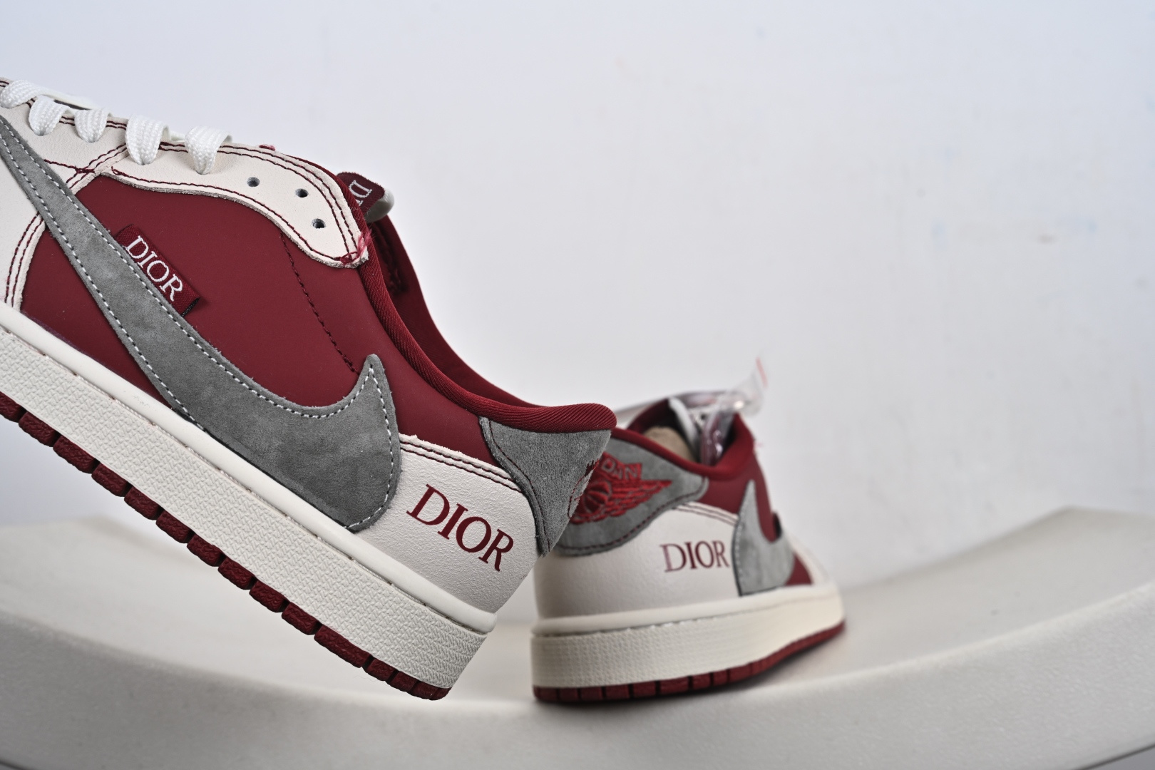 Air Jordan 1 Low x Dior联名款 当Air Jordan 1 Low的传奇篮球基因邂逅Dior的高奢时尚底蕴 XS2025-082 Air Jordan 1 Low x Dior联名款 当Air Jordan 1 Low的传奇篮球基因邂逅Dior的高奢时尚底蕴 XS2025-082