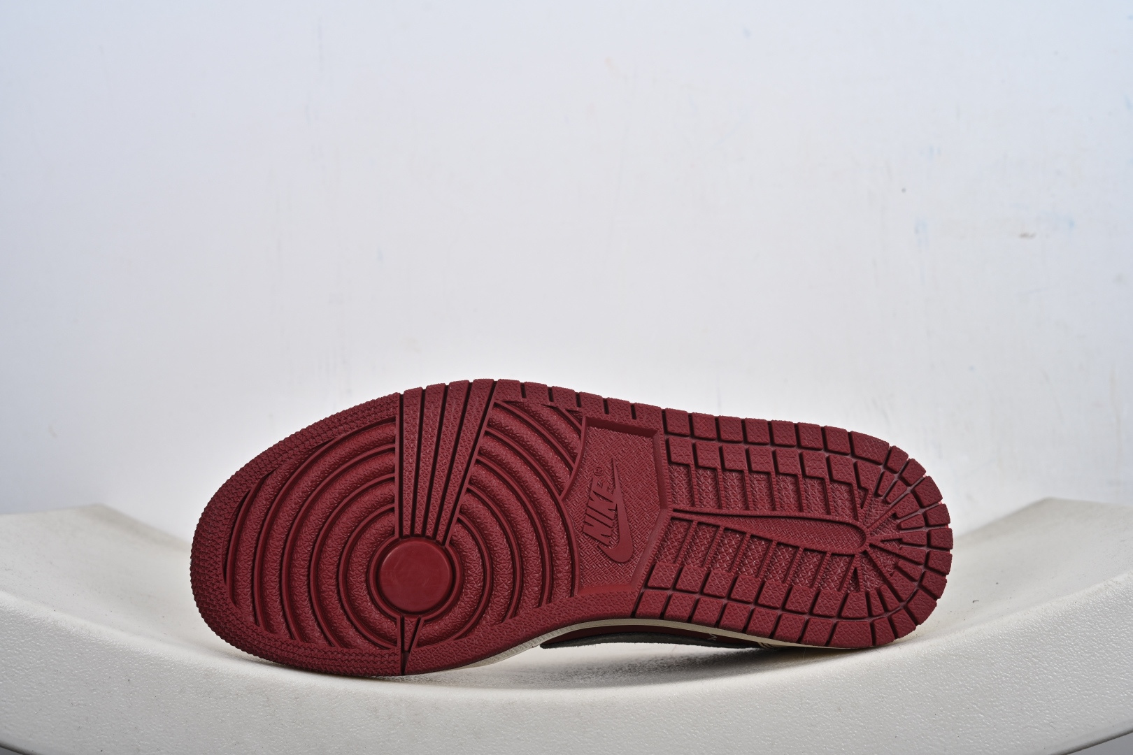 本地💰270优势放店
Air Jordan 1 Low x Dior联名款
当Air Jordan 1 Low的传奇篮球基因邂逅Dior的高奢时尚底蕴，这双XS2025-082联名款成为奢潮跨界的惊艳之作，将街头的动感与高定的精致融合到极致。鞋身以酒红皮革、米白皮质与灰色翻毛皮革拼接打造，材质的细腻纹理与色彩的层次碰撞，瞬间勾勒出高级又极具辨识度的视觉轮廓。解构主义设计的双层Swoosh打破常规，灰色翻毛Swoosh叠搭暗藏的细勾，鞋侧印刻的“DIOR”标识、鞋舌处的金属挂饰，每一处细节都暗藏联名的匠心巧思。鞋头的小勾刺绣、后跟的酒红包边，既延续了Air Jordan 1 Low的经典骨架，又为鞋款注入了Dior标志性的奢雅灵魂。
 米白中底搭配酒红外底，延续了AJ1 Low经典的复古脚感与运动属性，让奢潮风格不再局限于陈列，更能适配日常穿搭的多元场景。无论是篮球文化爱好者的收藏清单，还是高街奢潮的造型打造，这双Air Jordan 1 Low x Dior都能以奢潮碰撞的独特气质，让你轻松成为足下潮流的焦点
Size：36-45-F6-F3