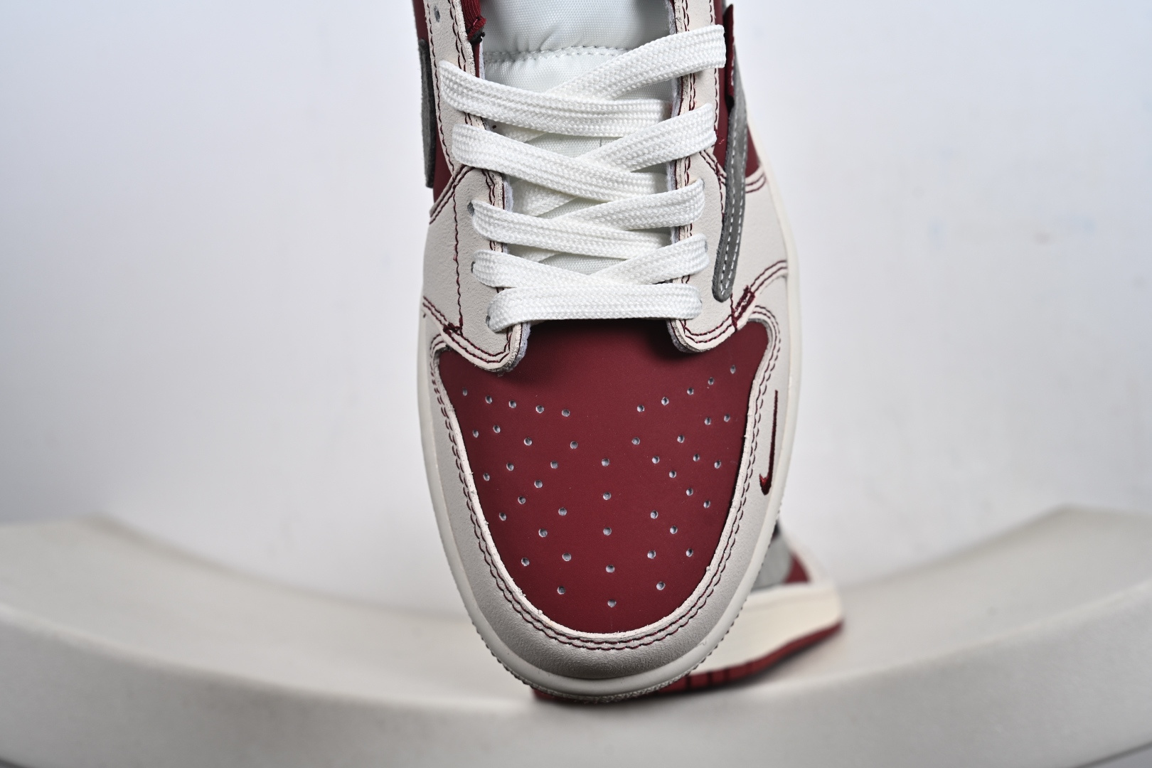 Air Jordan 1 Low x Dior联名款 当Air Jordan 1 Low的传奇篮球基因邂逅Dior的高奢时尚底蕴 XS2025-082 Air Jordan 1 Low x Dior联名款 当Air Jordan 1 Low的传奇篮球基因邂逅Dior的高奢时尚底蕴 XS2025-082