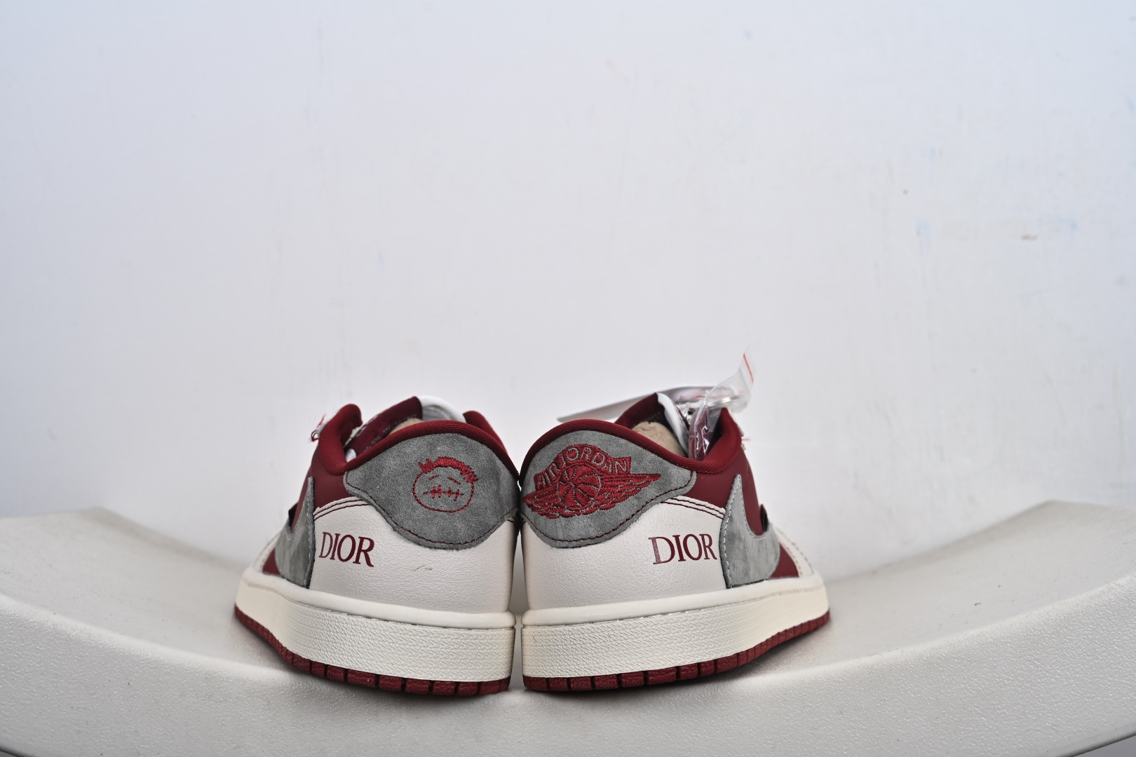 本地💰270优势放店
Air Jordan 1 Low x Dior联名款
当Air Jordan 1 Low的传奇篮球基因邂逅Dior的高奢时尚底蕴，这双XS2025-082联名款成为奢潮跨界的惊艳之作，将街头的动感与高定的精致融合到极致。鞋身以酒红皮革、米白皮质与灰色翻毛皮革拼接打造，材质的细腻纹理与色彩的层次碰撞，瞬间勾勒出高级又极具辨识度的视觉轮廓。解构主义设计的双层Swoosh打破常规，灰色翻毛Swoosh叠搭暗藏的细勾，鞋侧印刻的“DIOR”标识、鞋舌处的金属挂饰，每一处细节都暗藏联名的匠心巧思。鞋头的小勾刺绣、后跟的酒红包边，既延续了Air Jordan 1 Low的经典骨架，又为鞋款注入了Dior标志性的奢雅灵魂。
 米白中底搭配酒红外底，延续了AJ1 Low经典的复古脚感与运动属性，让奢潮风格不再局限于陈列，更能适配日常穿搭的多元场景。无论是篮球文化爱好者的收藏清单，还是高街奢潮的造型打造，这双Air Jordan 1 Low x Dior都能以奢潮碰撞的独特气质，让你轻松成为足下潮流的焦点
Size：36-45-F6-F3