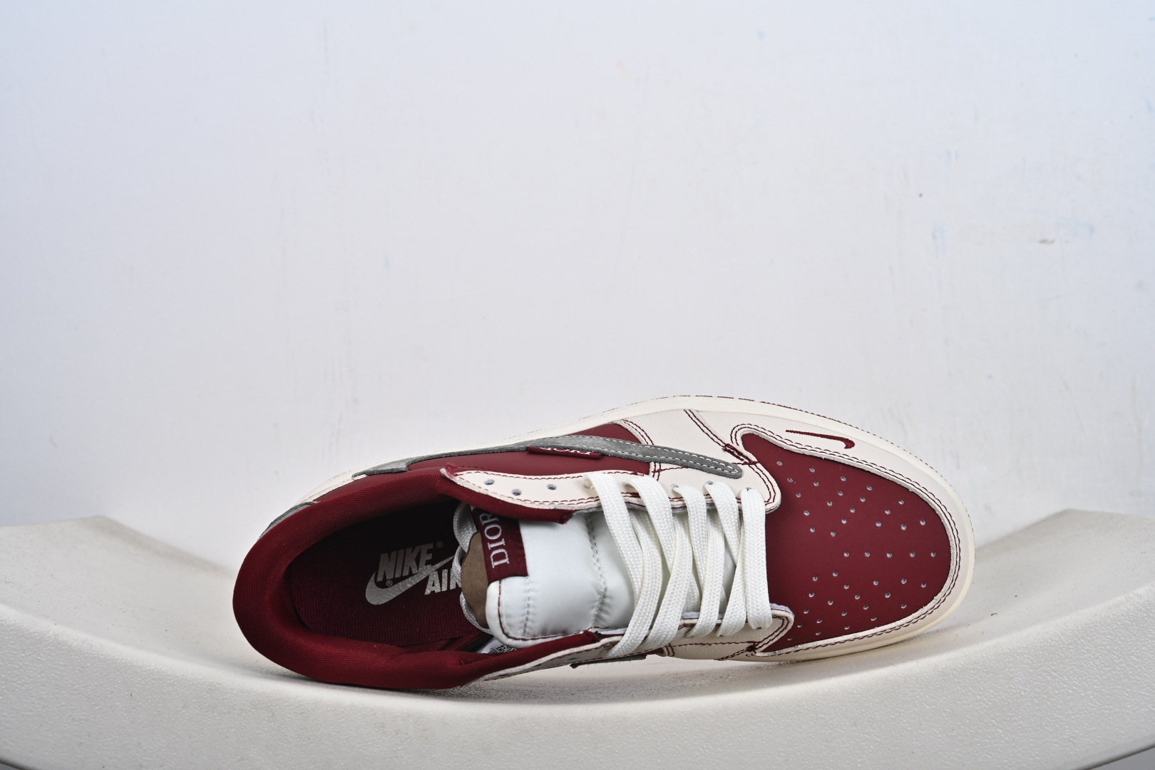 本地💰270优势放店
Air Jordan 1 Low x Dior联名款
当Air Jordan 1 Low的传奇篮球基因邂逅Dior的高奢时尚底蕴，这双XS2025-082联名款成为奢潮跨界的惊艳之作，将街头的动感与高定的精致融合到极致。鞋身以酒红皮革、米白皮质与灰色翻毛皮革拼接打造，材质的细腻纹理与色彩的层次碰撞，瞬间勾勒出高级又极具辨识度的视觉轮廓。解构主义设计的双层Swoosh打破常规，灰色翻毛Swoosh叠搭暗藏的细勾，鞋侧印刻的“DIOR”标识、鞋舌处的金属挂饰，每一处细节都暗藏联名的匠心巧思。鞋头的小勾刺绣、后跟的酒红包边，既延续了Air Jordan 1 Low的经典骨架，又为鞋款注入了Dior标志性的奢雅灵魂。
 米白中底搭配酒红外底，延续了AJ1 Low经典的复古脚感与运动属性，让奢潮风格不再局限于陈列，更能适配日常穿搭的多元场景。无论是篮球文化爱好者的收藏清单，还是高街奢潮的造型打造，这双Air Jordan 1 Low x Dior都能以奢潮碰撞的独特气质，让你轻松成为足下潮流的焦点
Size：36-45-F6-F3