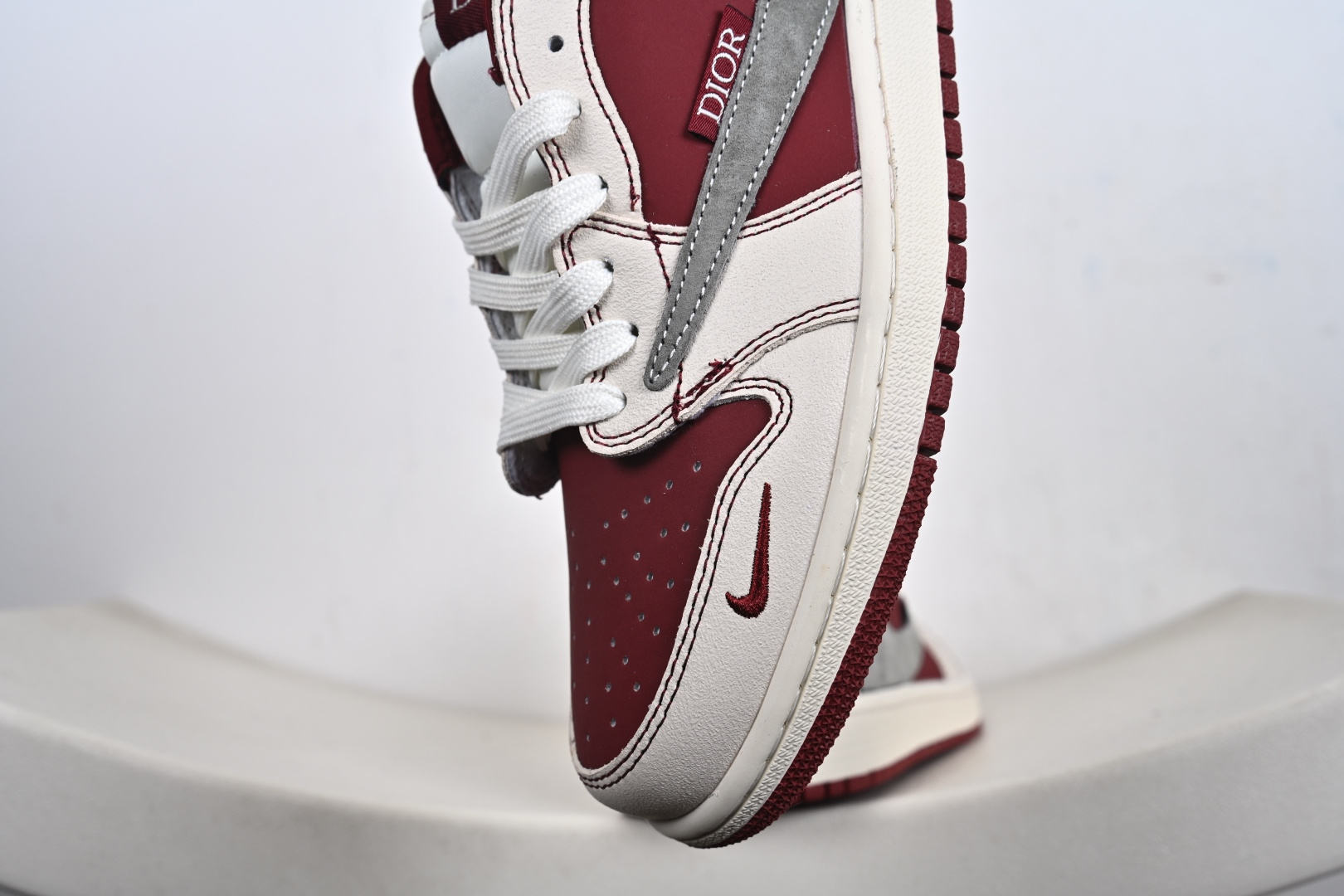 Air Jordan 1 Low x Dior联名款 当Air Jordan 1 Low的传奇篮球基因邂逅Dior的高奢时尚底蕴 XS2025-082 Air Jordan 1 Low x Dior联名款 当Air Jordan 1 Low的传奇篮球基因邂逅Dior的高奢时尚底蕴 XS2025-082
