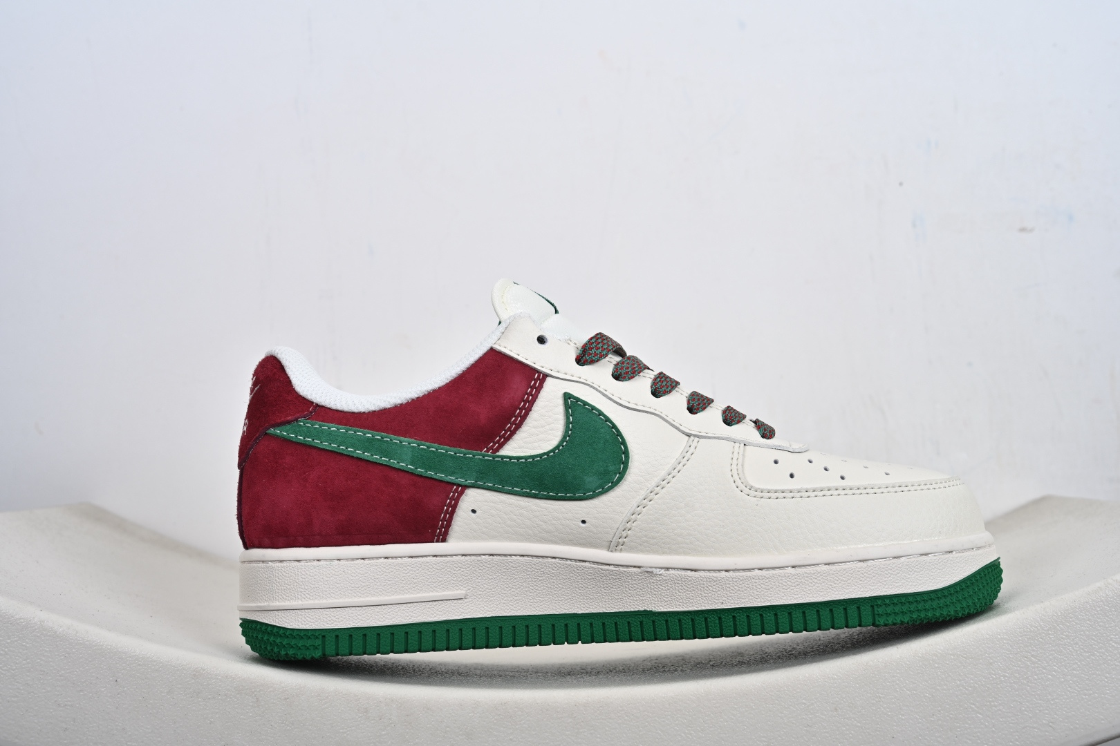 NIke Air Force 1 '07 Low “斯图西联名——酒红绿满天星”空军一号 低帮 运动鞋 XD9314-615 NIke Air Force 1 '07 Low “斯图西联名——酒红绿满天星”空军一号 低帮 运动鞋 XD9314-615