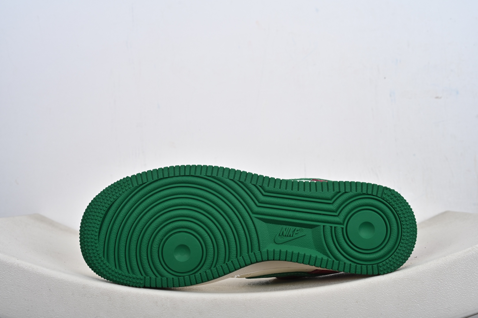 NIke Air Force 1 '07 Low “斯图西联名——酒红绿满天星”空军一号 低帮 运动鞋 XD9314-615 NIke Air Force 1 '07 Low “斯图西联名——酒红绿满天星”空军一号 低帮 运动鞋 XD9314-615