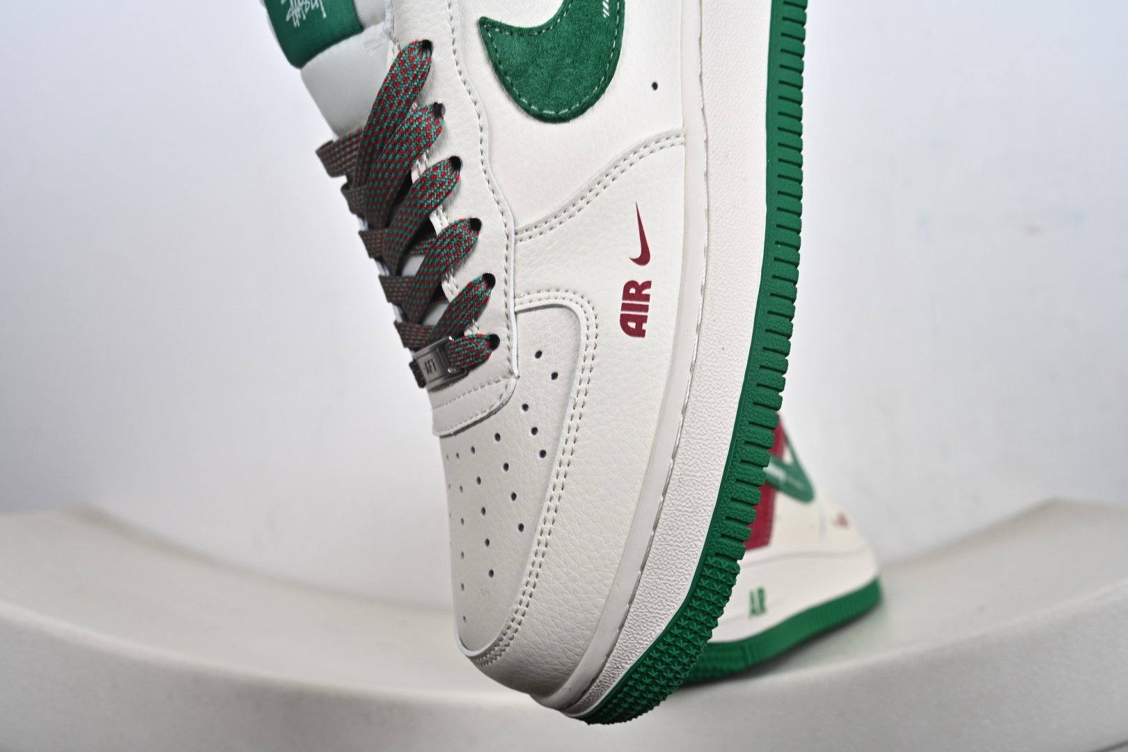 NIke Air Force 1 '07 Low “斯图西联名——酒红绿满天星”空军一号 低帮 运动鞋 XD9314-615 NIke Air Force 1 '07 Low “斯图西联名——酒红绿满天星”空军一号 低帮 运动鞋 XD9314-615