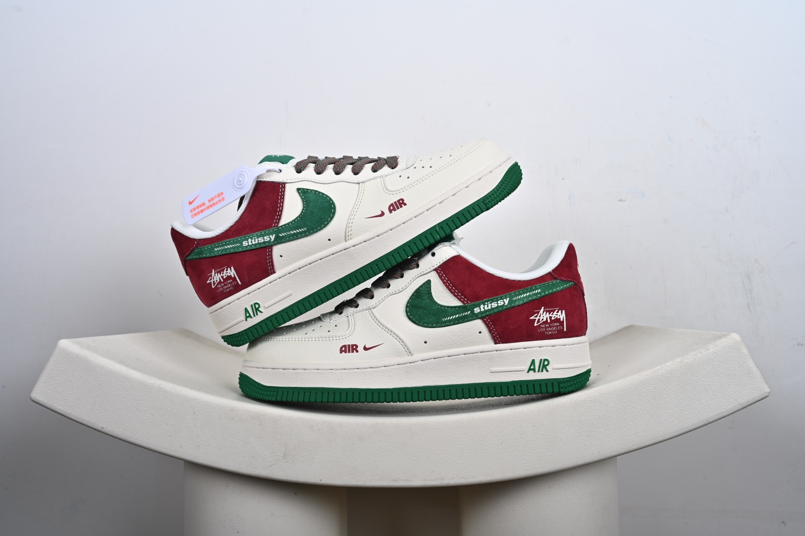 NIke Air Force 1 ’07 Low “斯图西联名——酒红绿满天星”空军一号 低帮 运动鞋 XD9314-615 NIke Air Force 1 ’07 Low “斯图西联名——酒红绿满天星”空军一号 低帮 运动鞋 XD9314-615