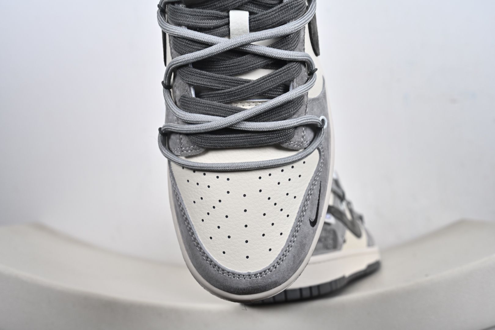 Nike SB Dunk Low 北面联名 米灰猪八革绑带 周年高端定制 低帮休闲板鞋 JP2026-102 Nike SB Dunk Low 北面联名 米灰猪八革绑带 周年高端定制 低帮休闲板鞋 JP2026-102