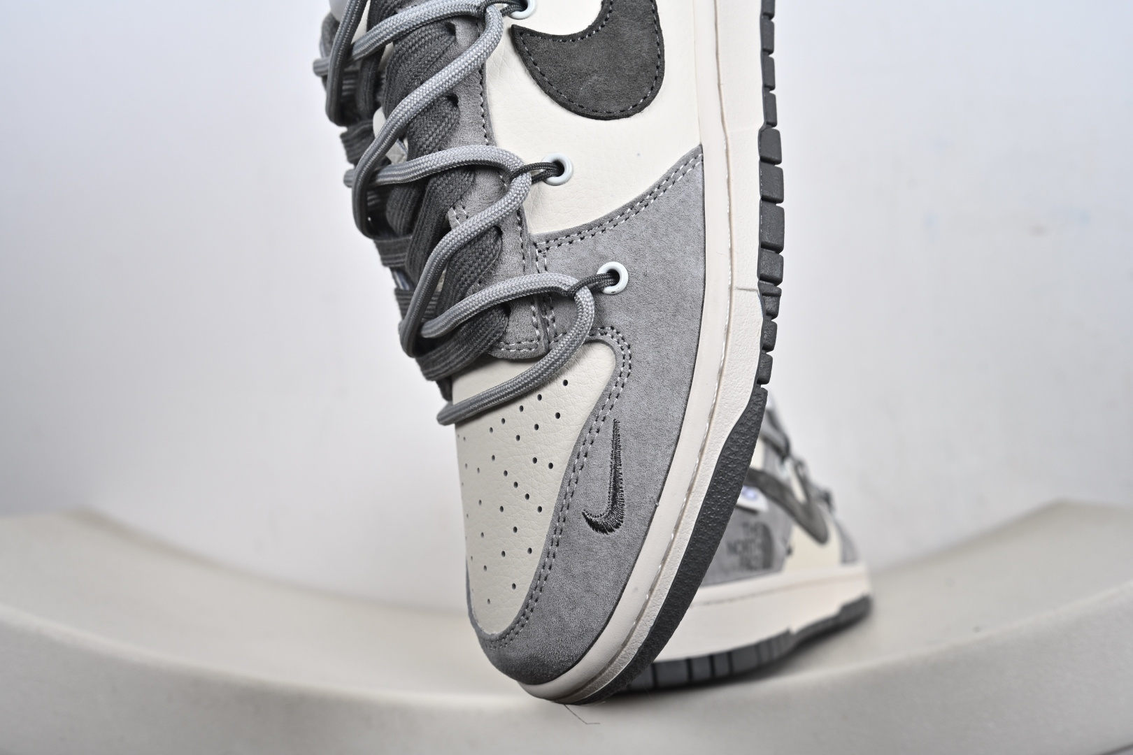 Nike SB Dunk Low 北面联名 米灰猪八革绑带 周年高端定制 低帮休闲板鞋 JP2026-102 Nike SB Dunk Low 北面联名 米灰猪八革绑带 周年高端定制 低帮休闲板鞋 JP2026-102