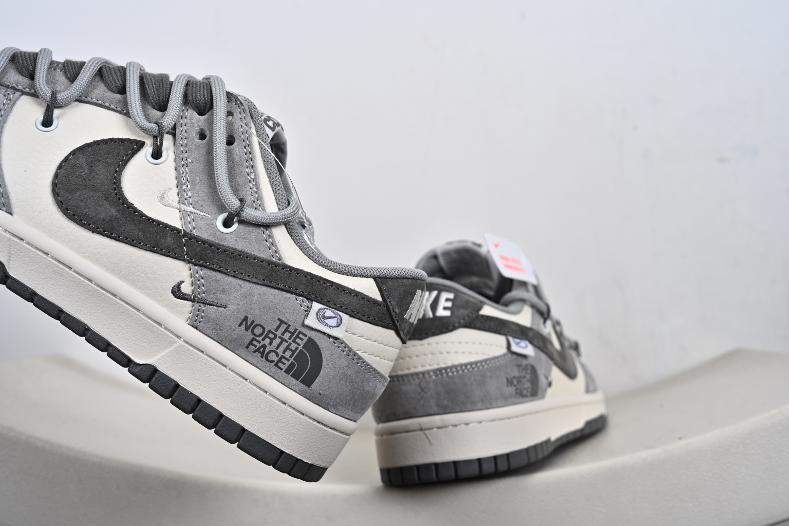 Nike SB Dunk Low 北面联名 米灰猪八革绑带 周年高端定制 低帮休闲板鞋 JP2026-102 Nike SB Dunk Low 北面联名 米灰猪八革绑带 周年高端定制 低帮休闲板鞋 JP2026-102