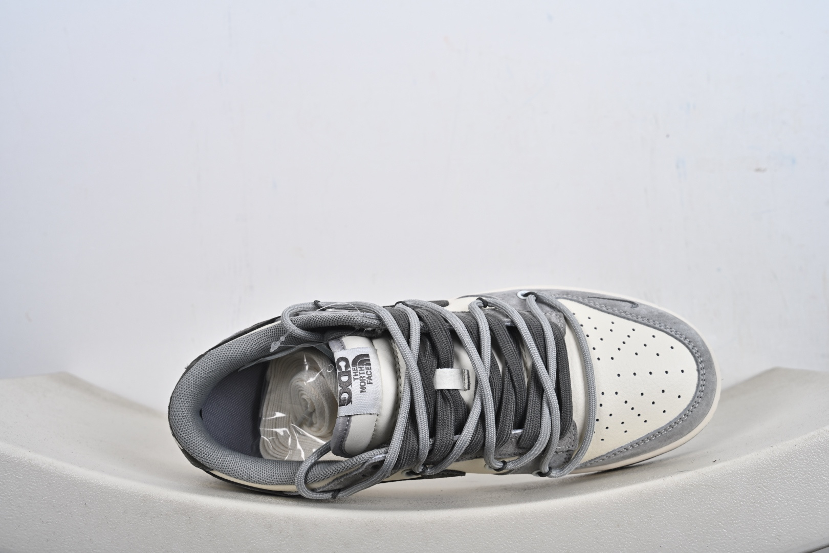 Nike SB Dunk Low 北面联名 米灰猪八革绑带 周年高端定制 低帮休闲板鞋 JP2026-102 Nike SB Dunk Low 北面联名 米灰猪八革绑带 周年高端定制 低帮休闲板鞋 JP2026-102