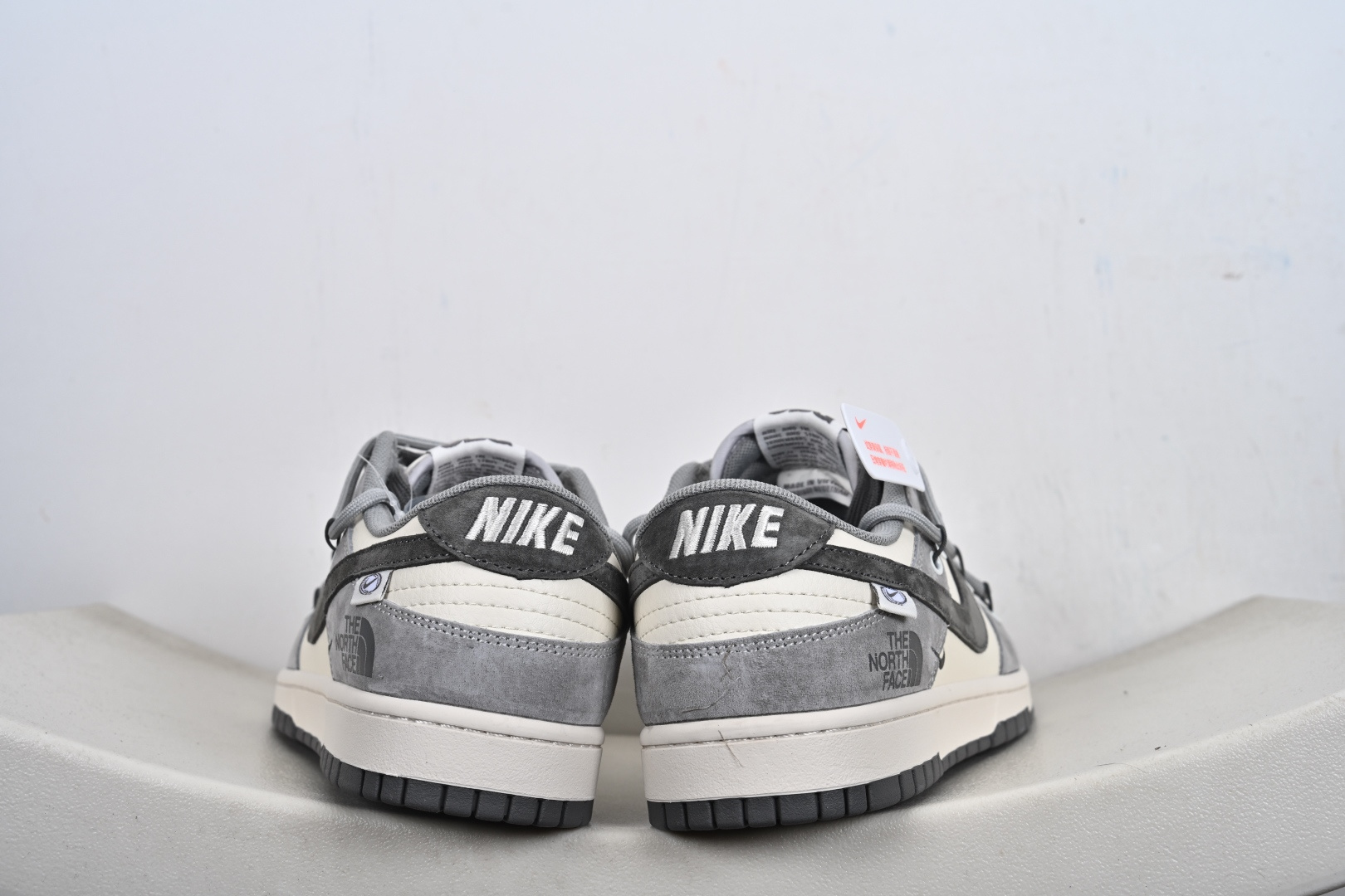 Nike SB Dunk Low 北面联名 米灰猪八革绑带 周年高端定制 低帮休闲板鞋 JP2026-102 Nike SB Dunk Low 北面联名 米灰猪八革绑带 周年高端定制 低帮休闲板鞋 JP2026-102
