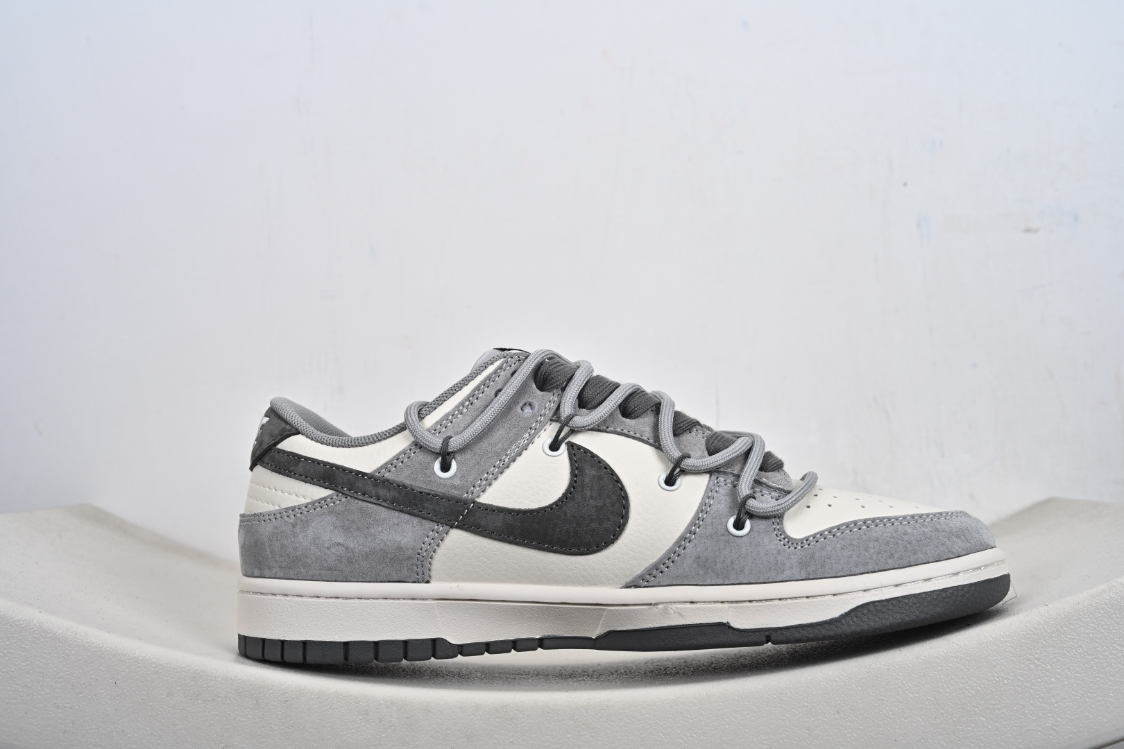 Nike SB Dunk Low 北面联名 米灰猪八革绑带 周年高端定制 低帮休闲板鞋 JP2026-102 Nike SB Dunk Low 北面联名 米灰猪八革绑带 周年高端定制 低帮休闲板鞋 JP2026-102