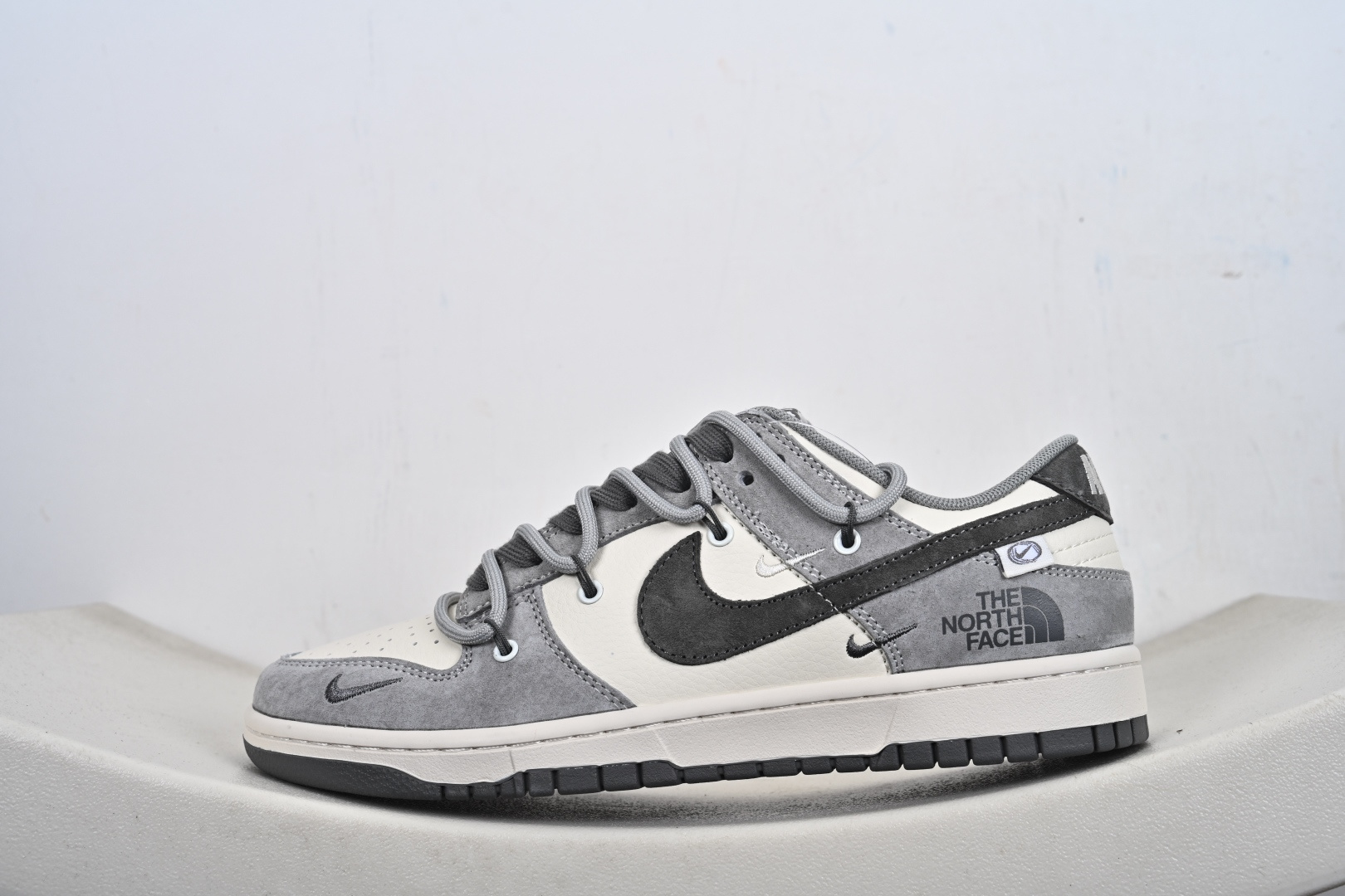 Nike SB Dunk Low 北面联名 米灰猪八革绑带 周年高端定制 低帮休闲板鞋 JP2026-102 Nike SB Dunk Low 北面联名 米灰猪八革绑带 周年高端定制 低帮休闲板鞋 JP2026-102