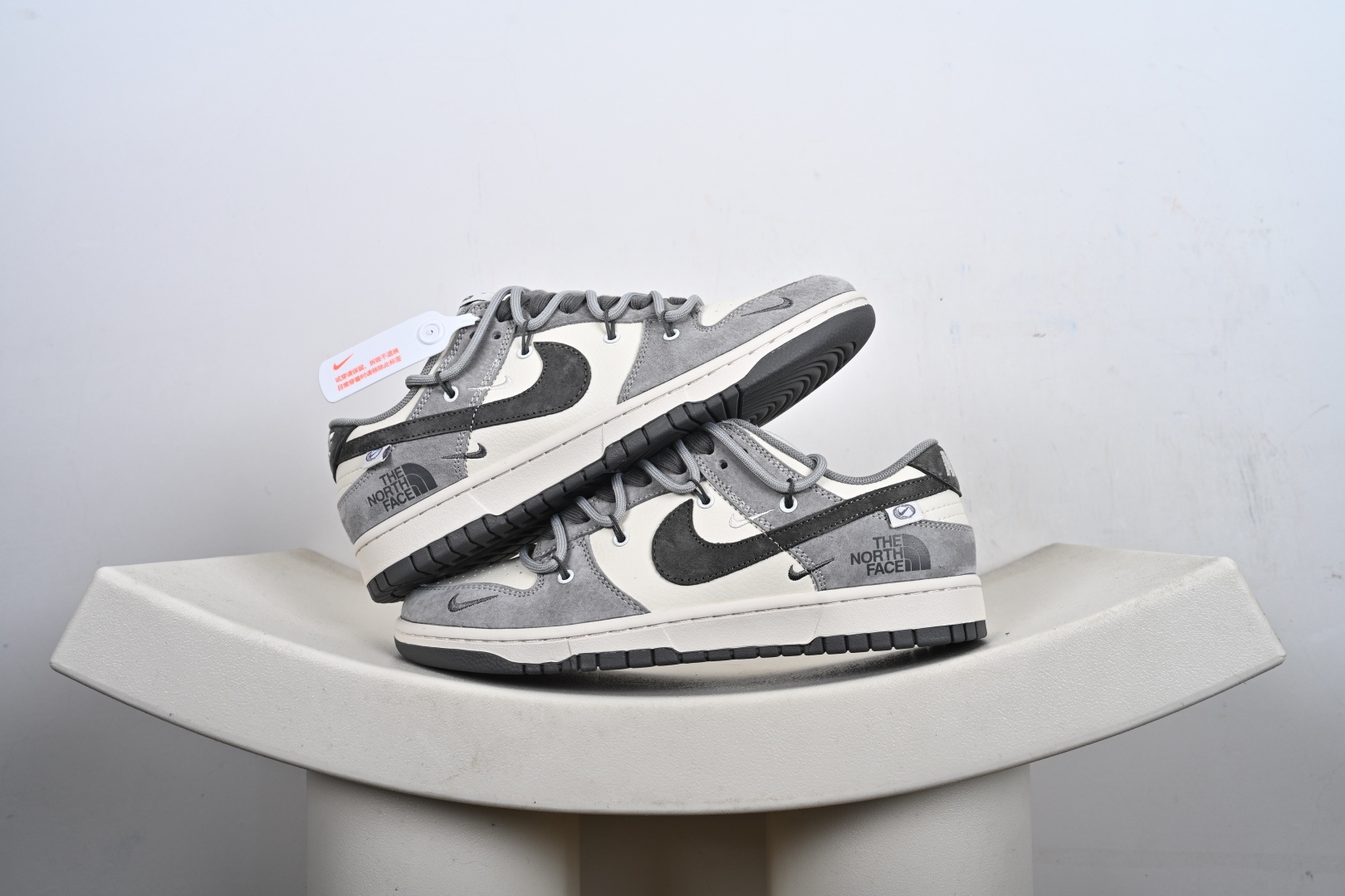 Nike SB Dunk Low 北面联名 米灰猪八革绑带 周年高端定制 低帮休闲板鞋 JP2026-102 Nike SB Dunk Low 北面联名 米灰猪八革绑带 周年高端定制 低帮休闲板鞋 JP2026-102