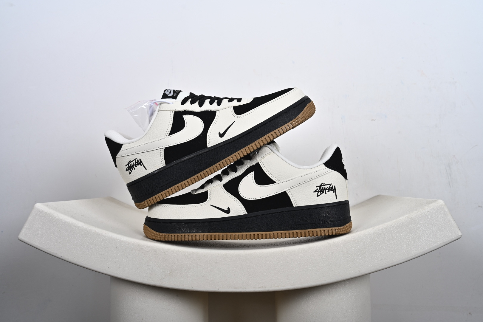 本地💰250优势放店
【定制版】NK Air Force 1 '07 Low “斯图西联名——双拼米黑棕”空军一号 高端定制 低帮 运动鞋 休闲鞋 折边针车 工艺难度大 原楦头原纸板 原装鞋盒 定制五金配件 内置全掌气垫 原厂鞋底
货号:LD1999-006
Size:36 36.5 37.5 38 38.5 39 40 40.5 41 42 42.5 43 44 44.5 45-T1-F1