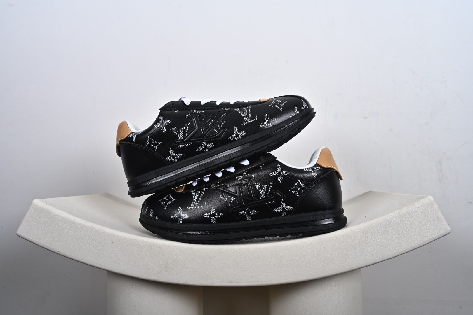 支持放店 LV BUTTERSOFT SNEAKER 联名款 LV FW25 Buttersoft 牛皮革羊皮革 图案压纹 圆头系带 低帮 生活休闲鞋 5-E4