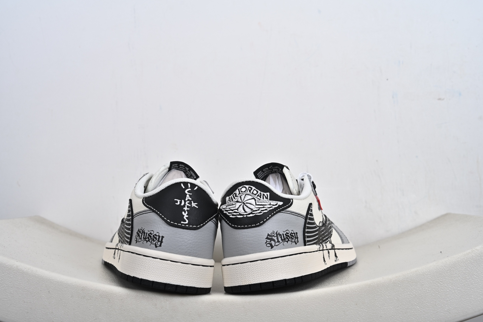 Nike Air Jordan 1 Low 马年限定 定制AJ联名-高端定制 低帮复古文化板鞋 JJ3508-550 Nike Air Jordan 1 Low 马年限定 定制AJ联名-高端定制 低帮复古文化板鞋 JJ3508-550